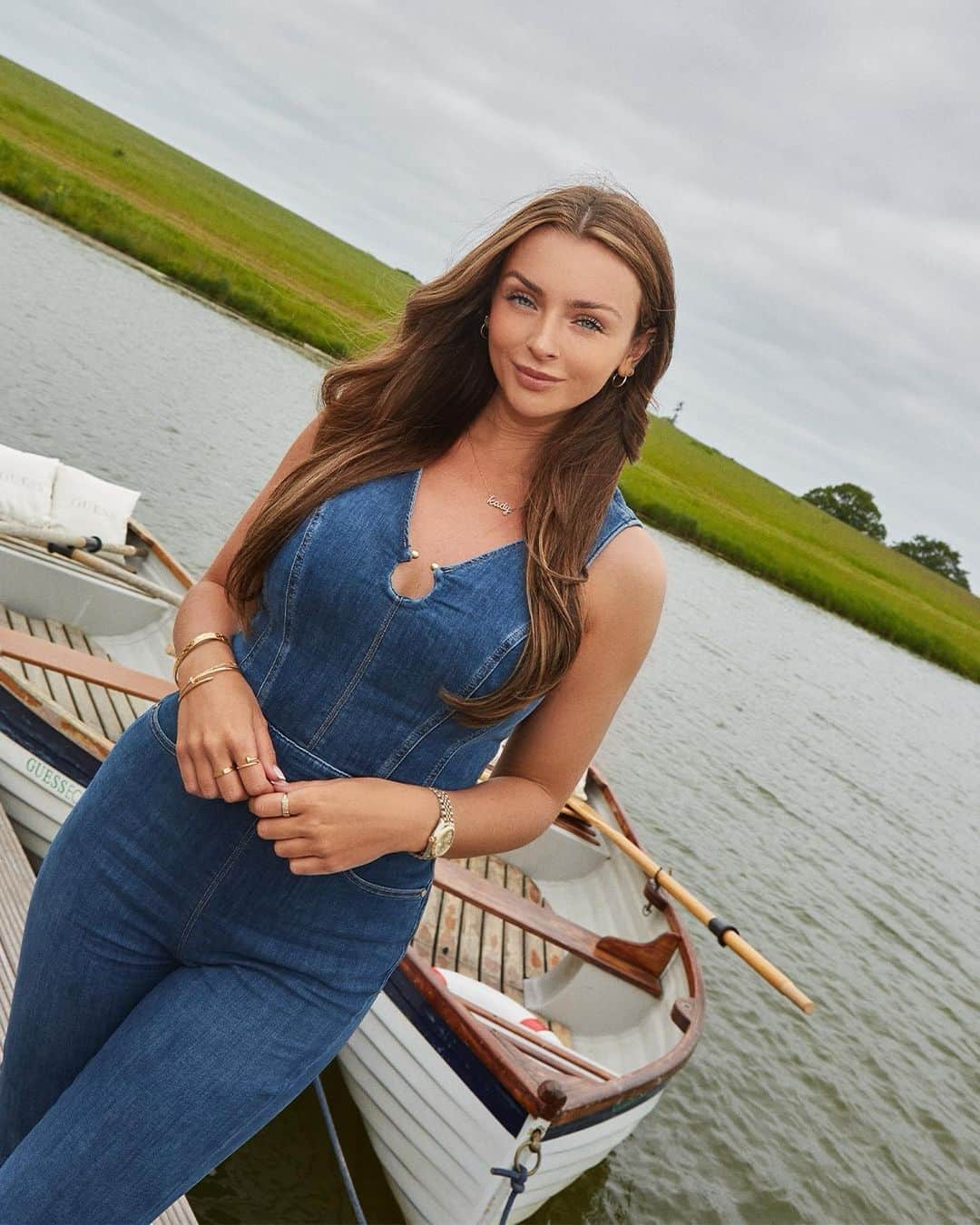 ゲスのインスタグラム：「@kadymcdermott wears the Eco Ester Denim Jumpsuit at our Summer Retreat in the UK. More on stories! #GUESSEco #WorldEnvironmentDay  ♻️ Contains recycled cotton fibers and recycled polyester made from plastic bottles.」