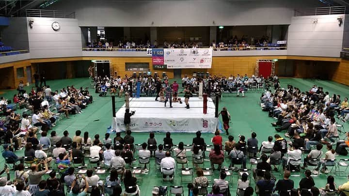 府川唯未のインスタグラム：「6.4（sun）逗子プロレス祭り！！皆様のお陰を持ちまして、無事に大会終了致しました😌 写真は6.4ダイジェスト。観衆450人。ついに娘とリングに上がってしまった💦 今大会の売り上げの一部を、神奈川県動物愛護センター様へ寄付させて頂きます。会場に設置させて頂いた募金箱の集計は22,932円。こちらも併せてお届け致します。 皆様の温かいご支援、ご協力。心より感謝致します。  #逗子プロレス祭り2023 #観衆450人 #AKINO選手 #狐伯選手 #雪妃真矢選手 #川畑梨瑚選手 #越中詩郎選手 #仲川翔太選手 #田中稔選手 #渡辺壮馬選手 #アジャコング選手 #青木いつ希選手 #SAKI選手 #網倉理奈選手 #バンビ選手 #マリ卍選手 #和田城功選手 #逗子サクラヤマン選手」