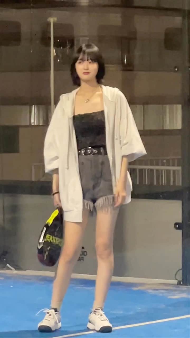 香田メイのインスタグラム：「パデルしたときの🥸 運動基本苦手です^._.^  最後の猫は、その日車で一緒にきたじる🚗🐈‍⬛」