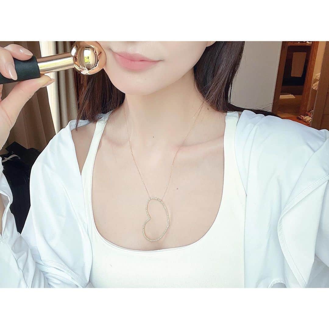 のインスタグラム：「ヨガの後は冷蔵庫で冷やしておいたアプソリュのクーリングボールで肌を冷却。 #ランコム#アプソリュプレシャスセルUV #ロンジェビティリトリートメント #ABSOLUE #LONGEVITYRETREAT #LANCOMEOFFICIAL」