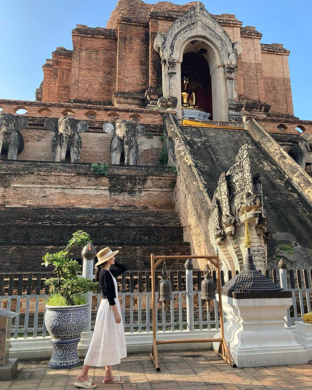 李起林のインスタグラム：「나홀로 치앙마이 여행 Day1 도시 곳곳에 위치한 예쁜 사원들🤭💓 나의 소원이 꼭 이루어 지기를☺️✨ . . #치앙마이 #태국여행 #치앙마이여행 #タイ旅行 #왓후아쿠앙 #왓치앙만 #왓프라싱 #왓체디루앙 #왓부파람」