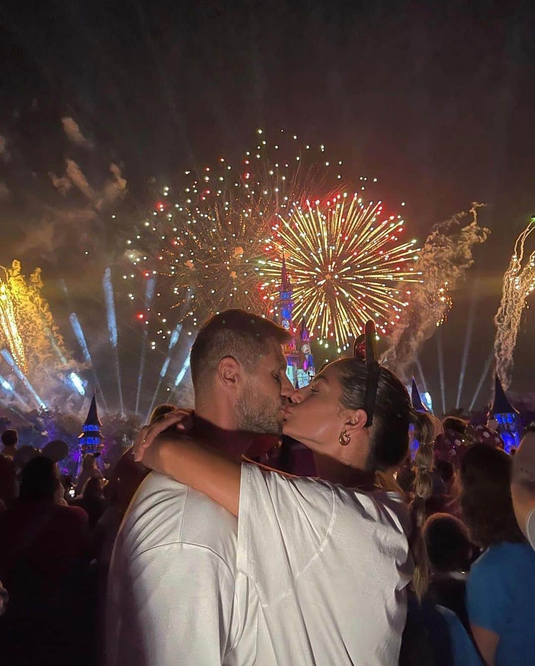 Jonas Sulzbachのインスタグラム：「Que lugar mágico 🎆 Especial demais @disneyworld.brasil」
