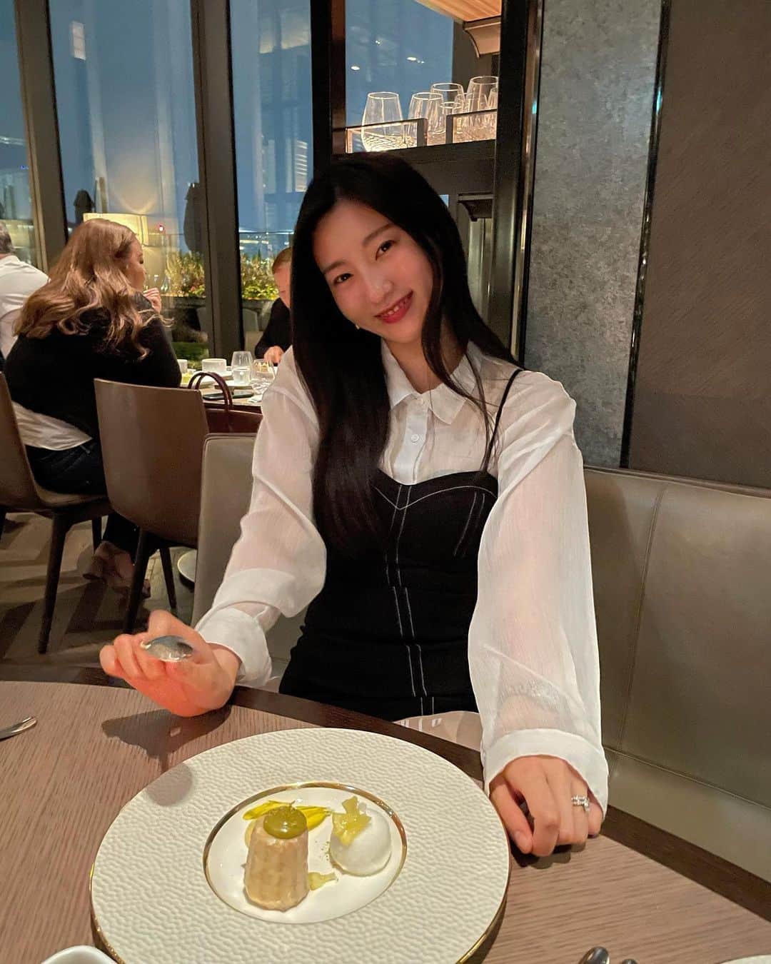 福井セリナのインスタグラム：「だいぶ遅れましたがお誕生日投稿🎂  お仕事終わりに待ち合わせして、事前に一緒にお買い物に行って買ったプレゼントをサプライズかのようにもらい、お仕事のことやたわいもないことをわきゃわきゃと話す幸せな時間でした💐  📍 PIGNETO／フォーシーズンズホテル東京大手町 お料理も本当に美味しくて、繊細すぎず大味すぎず絶妙！ 海外の方がたくさんいらっしゃって開放的な気分になりました〜✨幾つになっても夜景が好きです🌉  29歳..!!✨ 新しいライフステージ目前、大人の自分にワクワクします  海外の女優さんが言ってた言葉 「ポジティブでいるということは、毎日陽気でいることじゃない。どんな問題が起きても、理解して、解決に向かえる自分でいるということ。」  20代ラスト、周りで目まぐるしく色んなことが起きるけど、揺るがすエレガントに、周囲に優しく過ごしていきたいです🌿  #birthday #29」