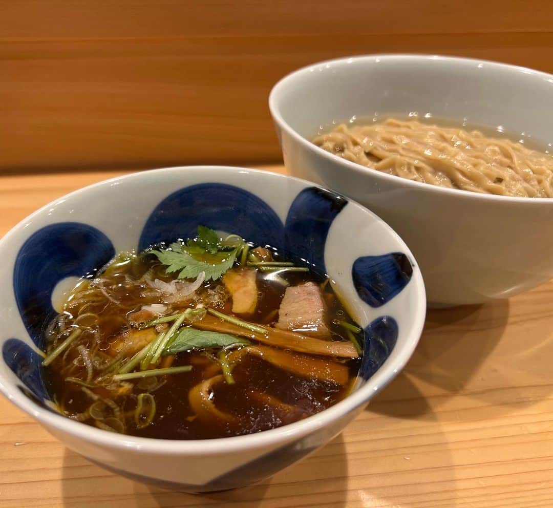 本谷亜紀のインスタグラム：「自家製麺ロビンソン🍜 一年間で3回も再訪するお店はかなり少ないけど、ここはその一つ。前に売り切れてたつけ麺の「手もみ平打ち麺」を注文❤️念願の😊嬉しい！！ ㅤㅤㅤㅤㅤㅤㅤㅤㅤㅤㅤㅤㅤ 12時台はかなり並ぶんたけど、食べるスペースと同じくらいの広い待合スペースがあるから雨でも暑い日でもそこで待てるのは嬉しい🤭 ㅤㅤㅤㅤㅤㅤㅤㅤㅤㅤㅤㅤㅤ 弾力のある麺はあまりのおいしいさにつけ汁につけることを忘れてしまいそうだった。。醤油のキレも最高！！ #自家製麺ロビンソン　#虎ノ門ラーメン　#虎ノ門ランチ  #ラーメン #らーめん #麺スタグラム #つけ麺 #ランチ #中華そば #🍜」