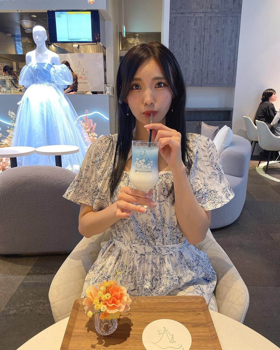 斉藤めぐのインスタグラム：「. . オープンしたばっかだけど、 夜だから空いてた👸🏻💎 店内もメニューもかわいかった💓 . #dressycafe名古屋  #dressycafe #名古屋カフェ #kitte名古屋」