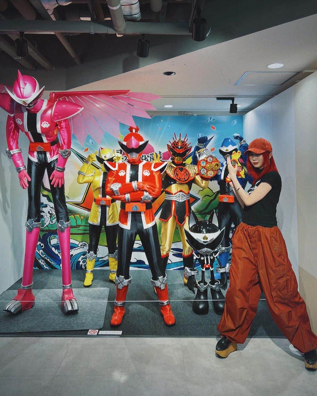 のインスタグラム：「狂った展開に魅了され夢中で視聴した暴太郎戦隊ドンブラザーズ、 1年間の活躍を振り返る展示「あとのまつり展」に岸波と行ってきました！一緒に行けて本当に嬉しい！ ドンブラスターも貸してくれてありがとう⚙️  衣装に小道具、メッセージ映像や直筆メッセージなど涙腺にくるものがありすぎた。 ランダム配布のお面でイヌブラザー引き当てたのも嬉しかったな。  しみじみこの作品に出会えて幸せに思います。」