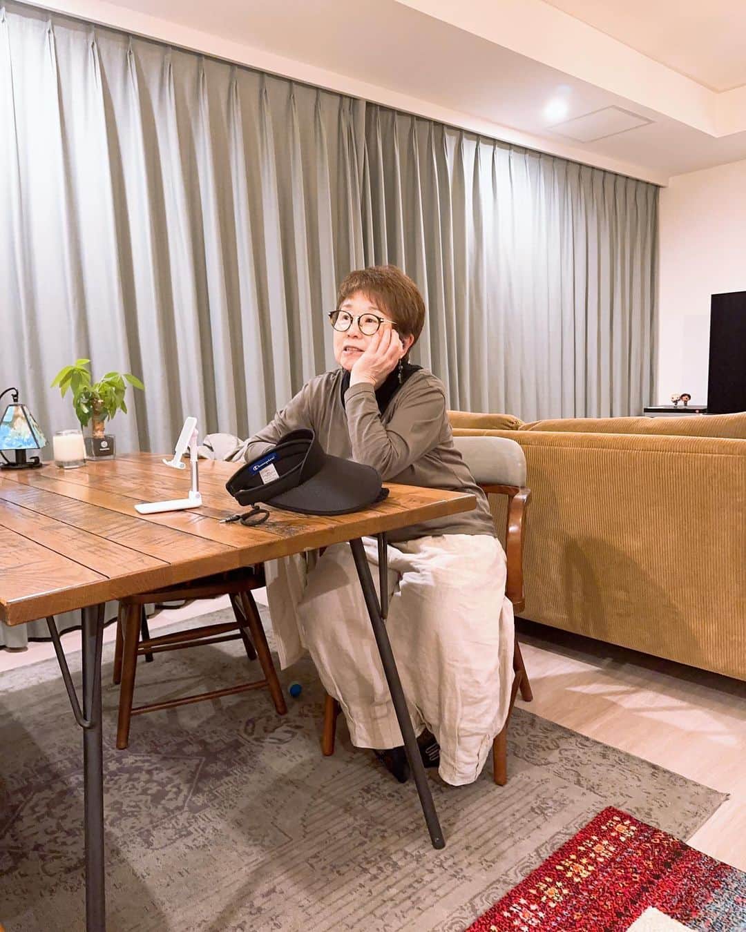 藤森慎吾さんのインスタグラム写真 - (藤森慎吾Instagram)「美代子(母)が東京に遊びに来ました 72歳 めちゃくちゃ喋ります ずっとおしゃべりだったわけではありません ちょっとした変化がありまして  今年の母の日に補聴器をプレゼントしたのですが、これが美代子の人生を大きく変えたようです！ それまで、補聴器をつけることに少し恥ずかしさと抵抗があったようで頑なに拒んでいましたが、電話で話すたびにほとんど会話が噛み合わないくらい耳が遠くなっていたので強引に補聴器をつけてもらいました。  そうすると、翌日すぐに連絡があり「こんなに人の声が聞こえるならもっと早くつければよかったー！ありがとう。また、人生楽しみになったわ」と喜びまくってました😆  何が言いたいかというと、親想いの藤森の好感度が上がればいいなというのが大半ですが、そうではなく頑固な親に無理やり補聴器をつけてもらうことで親子の会話が結構増えるので、なんというか親子にとってはいいことなのかなと思い、いま思いとどまっている人はぜひお勧めです！！  補聴器の案件ではございませんよ！！  ただ、ちょっとここ最近の美代子は喋りすぎなので一旦補聴器を取り上げようかなとも思案しています🤣  何はともあれよかったです」6月7日 0時28分 - fujimori_shingo0317