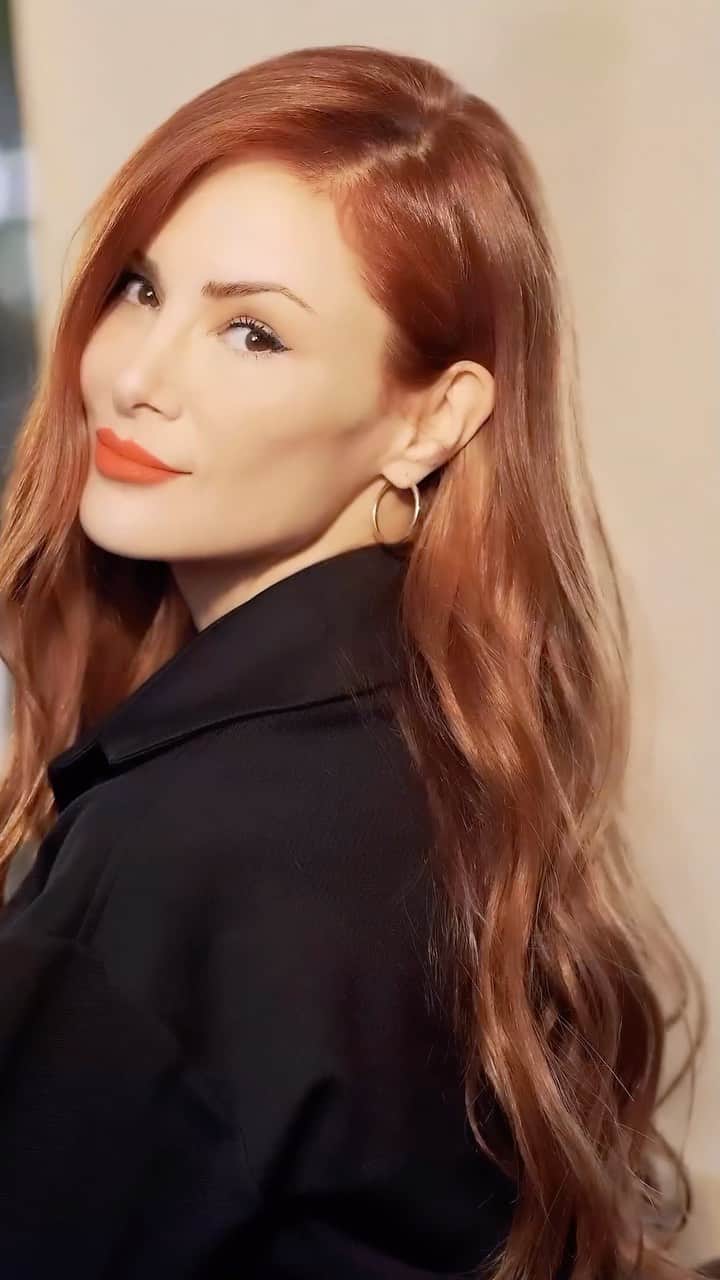 Mine Tugayのインスタグラム：「En çok merak edilen konulardan biri de saç rengim! Amonyaksız, kokusuz ve vegan formüllü INOA  ile saçımı boyatmak  verdiğim en doğru karar oldu. 💫 Siz de #iNOA ile kendi renginizi bulmaktan korkmayın! 💚 #INOA #işbirliği」