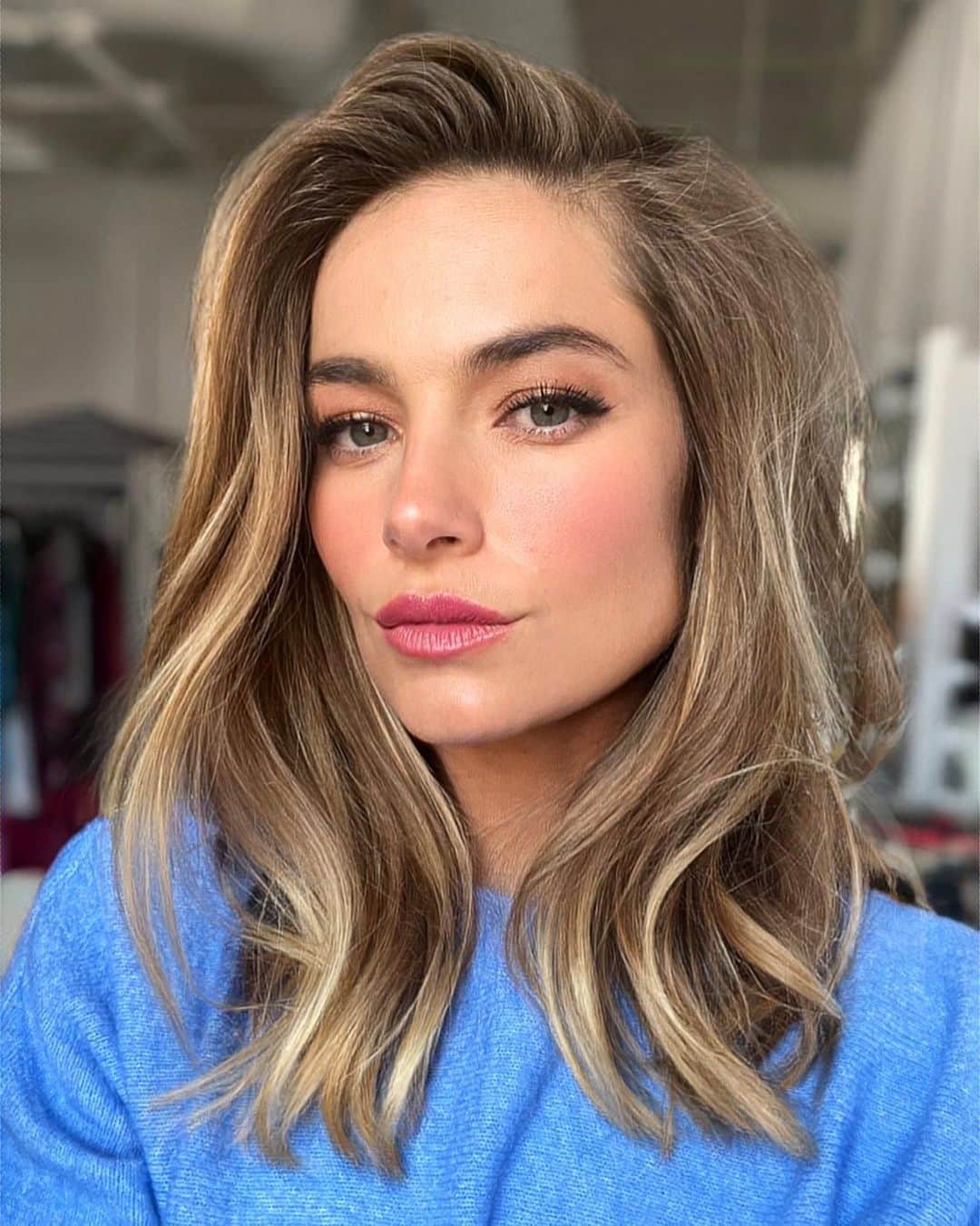 ブリジット・マルコムのインスタグラム：「@anariz1 and @mrtonykelley ‘s magic touches today on set ❤️❤️」