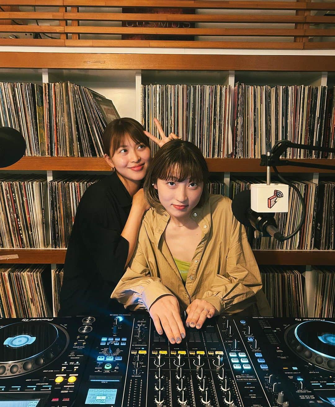 三原勇希のインスタグラム：「block.fm『Time For Bed with Yuuki Mihara』📻 毎月第一・第三火曜よる23時〜24時 だいたい生放送でお届けしている 寝る前専用の音楽番組🥱🩷ラジオです。  昨夜は心の友、 miida マスダミズキ©️がゲストに来てくれました！テーマが『好きな人を好きだと思った瞬間(ﾎﾟｲﾝﾄ)』ってことで、必然的に恋バナ回。発端は『好きな人がなかなかできない』話から。 他では話しにくいこともここならベッドルームだからなんでも話せる㊙️ ミズキ&コーキ夫婦の仲良し話かわいすぎたな🫰🏻  そして音楽もしっかりたくさんかけてます！ぜひ @blockfm のサイトからアーカイブで聴いてね🎧  miidaの久しぶりのワンマンライブは 7/26(水)。超楽しみ！！！ #miida」