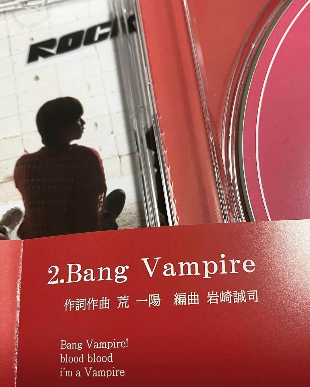 荒一陽さんのインスタグラム写真 - (荒一陽Instagram)「2nd single「Rock you」リリース日でした🎸  初めて作詞作曲にも携わった「Bang Vampire」もカップリングで収録されております🦇🩸🎧  聴いてねー！」6月7日 0時48分 - kazuharu_ara