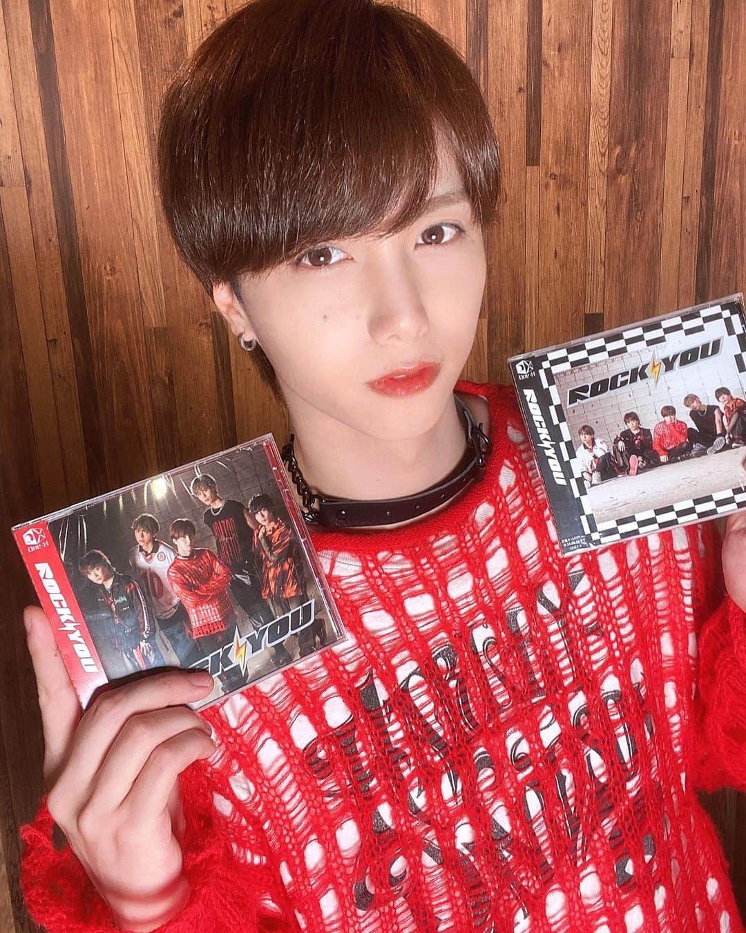 荒一陽のインスタグラム：「2nd single「Rock you」リリース日でした🎸  初めて作詞作曲にも携わった「Bang Vampire」もカップリングで収録されております🦇🩸🎧  聴いてねー！」