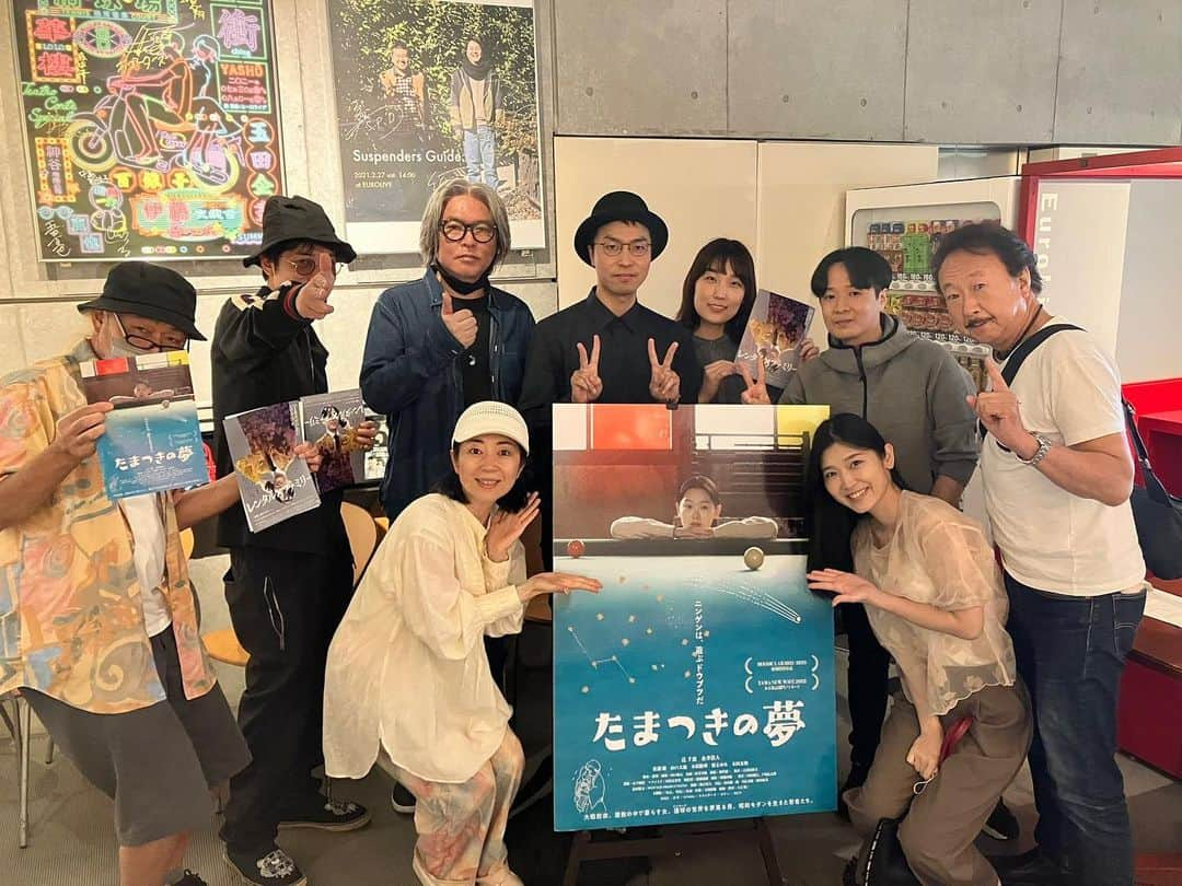 江藤あやさんのインスタグラム写真 - (江藤あやInstagram)「田口敬太監督の『たまつきの夢』 試写会で観させていただきました。  昭和のノスタルジック感が、好きな世界観でした。 古い建物が奏でる音が、素敵な映像とともに鮮明に残ってます。 どんな時代にもそこに存在する人それぞれの日常がある。 じわじわと感じる映画。  鑑賞後の田口監督のお話を聞き、おじいちゃん、おばあちゃんが生きているうちに、思い出したくもないであろう自身が体験した戦争の話、戦前、戦後の体験などを直接聞けた人は財産だなぁと。 あたしは、母方の両親はすでに他界していて、父方もほとんど会えず話せなかったので羨ましいとも思いました。 後世に残していかなければならないものはたくさんある。  今年はお墓参りに行きたいな。 ご先祖様に今あたしがこうして存在して、日々いろんな体験をさせていただいていることに感謝いたします。  偶然にも知り合いにたくさん会えた、素敵な1日に感謝！  あたしが出演する『THEATERS』と同じ、7/15よりユーロスペースにて公開です！ これもご縁ですね。 一緒に盛り上げていきましょう！  #たまつきの夢 #田口敬太 監督  #渋谷ユーロスペース #THEATERS」6月7日 0時41分 - ayayakko19