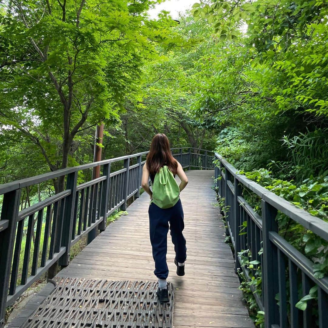 ドヒさんのインスタグラム写真 - (ドヒInstagram)「푸릇푸릇 살랑살랑 페이보릿 시즌💚⛰️🌿🌳🫧」6月7日 0時46分 - mdh0925_