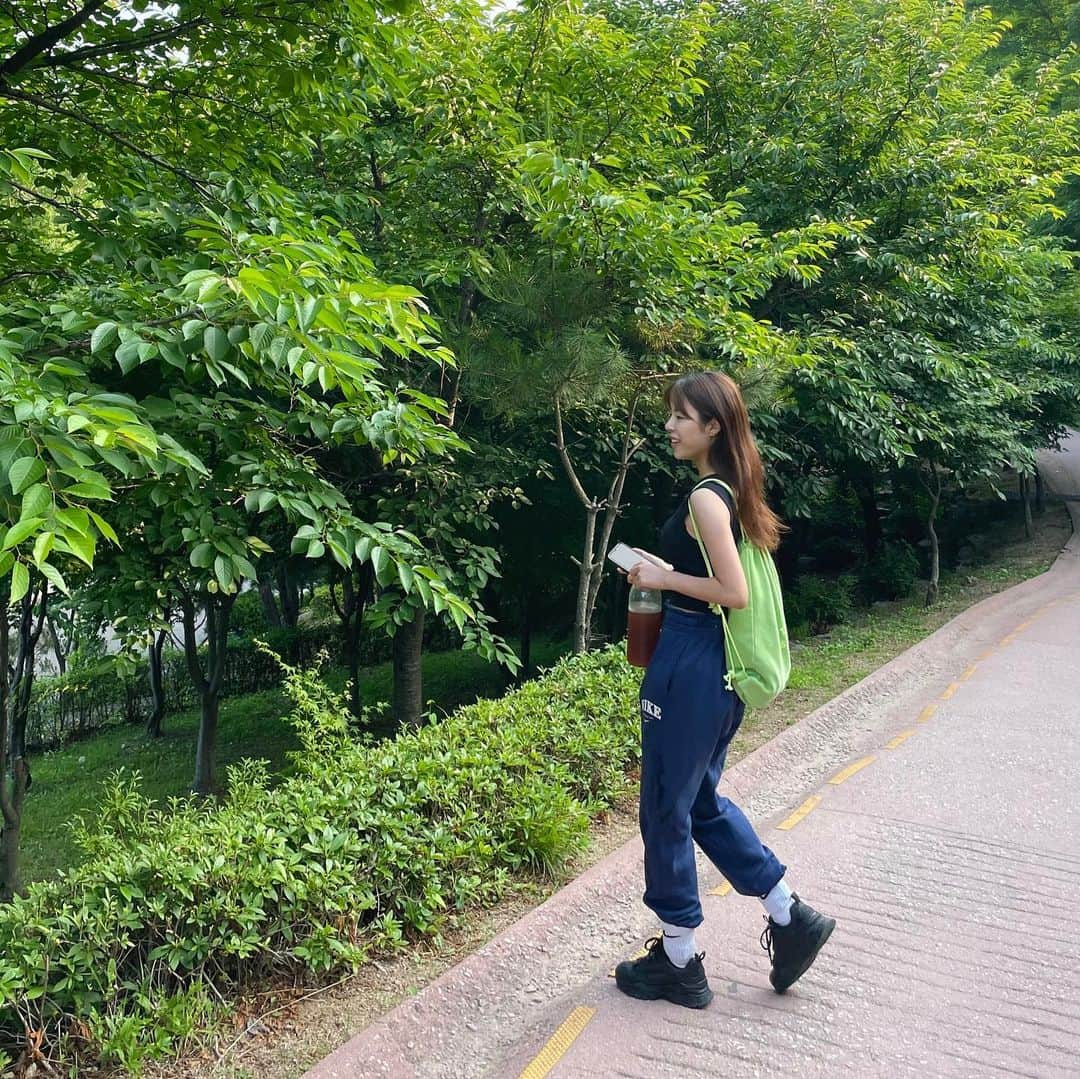 ドヒさんのインスタグラム写真 - (ドヒInstagram)「푸릇푸릇 살랑살랑 페이보릿 시즌💚⛰️🌿🌳🫧」6月7日 0時46分 - mdh0925_