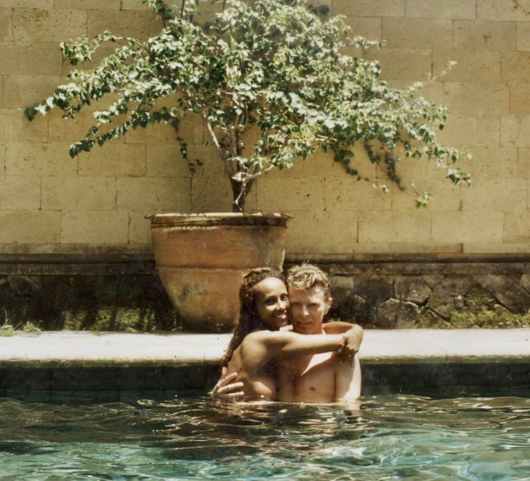 イマン・アブドゥルマジドのインスタグラム：「June 1992 Honeymoon, Bali.. January 2023, Bali #BowieForever」