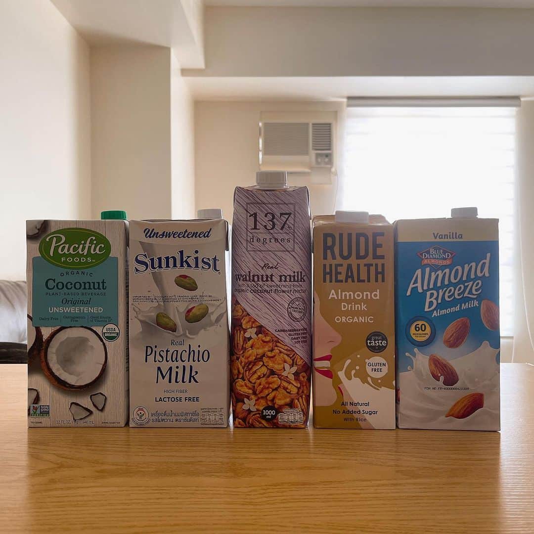 朝井麗華さんのインスタグラム写真 - (朝井麗華Instagram)「【○○ミルク事情】  日頃ミルク系って飲みますか？ 息子（4歳）が牛乳好きなので（保育園で出るから）、自宅では牛乳以外の何かしらミルク系を用意しています。  特に海外に来て栄養の偏りを感じ、粉末青汁やオートミールなどを頂く上でも○○ミルクが必要。  というわけであらゆるレパートリーを試し試ししてます。  今回はこの5種を比較検証！ （※写真の不自然な日本語はGoogle翻訳画面をスクショしたものです）  ▪️ピスタチオミルク（真ん中） 770円 日本でよく行くスーパーにもありたまに買っていたので安心。原材料日本語表記アリ。この中で一番高い（770円！だけあってか、材料も添加物なく安心安全！  ▪️ココナッツミルク（一番左） 582円 healthy optionsというオーガニックショップで購入。比較的問題はなさそうな添加物数種類。しかしジェランガム分からん（知ってる人教えてー）、そして天然香料て何だ？  ▪️ピスタチオミルク 574円 ピスタチオのミルクって今まで見たことない！ので購入（まだ飲んでない）。添加物数種。もはや知らんものばかり。（後々調べるが、知ってる方いたら教えて欲しい！）  ▪️アーモンドミルク ・一番右（青箱）のは近所のスーパーでとりあえずで1番最初に買ったもの。砂糖入ってるしバニラフレーバーでめちゃ甘い😂これは失敗した！（しかし480円する！安くない！）  ・右から2番目（黄土色の箱）は上と同じスーパーで後日発見し、「no add sugar」「organic」表記で購入してみるも、なぜかめちゃくちゃ甘い。なぜだ！！（670円！結構高い！！）  フィリピンは物価が安いというイメージを多くの方がお持ちだと思いますが、そうでもないのが分かるかと😂  日本と同じくらい💦 そして、こだわると日本以上にお金かかる！  この5種だと今のところ安心安全で飲めるのはウォールナッツミルクだけかなぁー🤔日本では添加物入ってないオーツミルクをいつも400円くらいで買ってました。  ○○ミルク系、こちらめっちゃメーカーも種類もあって、もっと金額高いものばかり！  そもそも食べ物を噛み砕ける歯の生えた大人と4歳なのでわざわざミルク要らないんだけど、栄養不足を補う橋渡し役としては投資しないとね、、、  ※牛乳、豆乳も売ってるけど基本（買ってまでは）飲まないよ！（理由は2021年8月5日のオーガスト博士とのコラボLIVEのアーカイブを見てね）  以上、【○○ミルク事情】レポートでした！ まだまだフィリピンでの食の冒険は続く…  （日本円は2023.06.06時点でのレート換算です）  #セブ島グルメ #セブ島母子生活 #海外旅行 #海外生活 #海外移住 #母子留学 #母子旅行 #母子旅 #ウォールナッツミルク #ピスタチオミルク #ココナッツミルク #アーモンドミルク #セブ島 #セブ島生活 #セブ島親子留学」6月7日 0時49分 - reikaasai