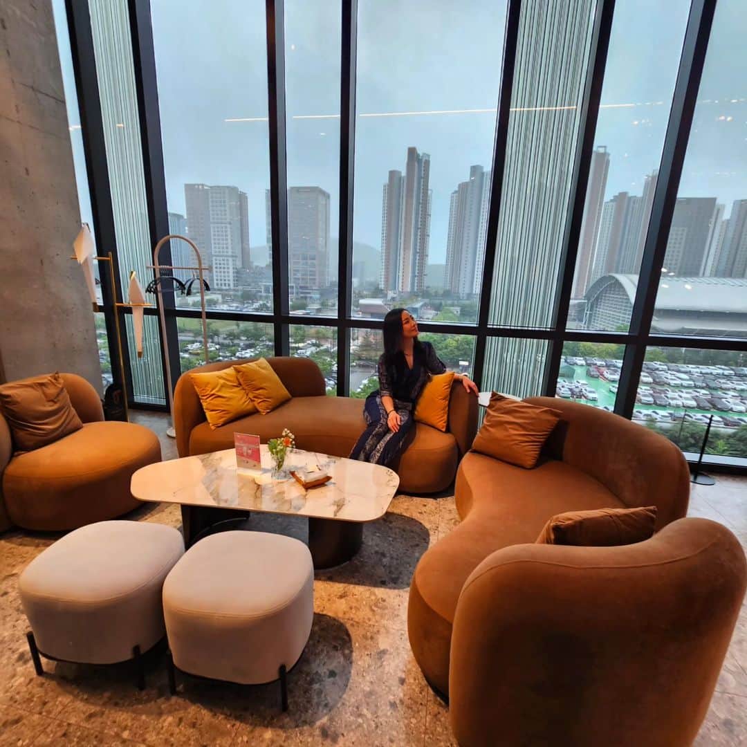 永吉令奈のインスタグラム：「- Take hotel -  ソウル駅や明洞、東大門、江南周辺のホテルは高い割に値段相応のホテルではなかったので ソウル駅から少し離れた光明に2日間宿泊。  ホテル選びに何日もかけて ここを選んで良かった✨  ・お値段以上の期待値  ・ゴージャスなホテルをお得に泊まる  ・心安らぐ空間デザイン  ・ジムの設備  ここにかなりのこだわりがありまして笑  ビジネスホテルさえも すごくこだわるぐらい 何故かホテルが好き😂  唯一の趣味がホテル巡りですが 自分の家も結構好きで 一歩も外に出ない日も多々あります😂  #たぶんインドア派  #ホテルアカウントつくりたい」