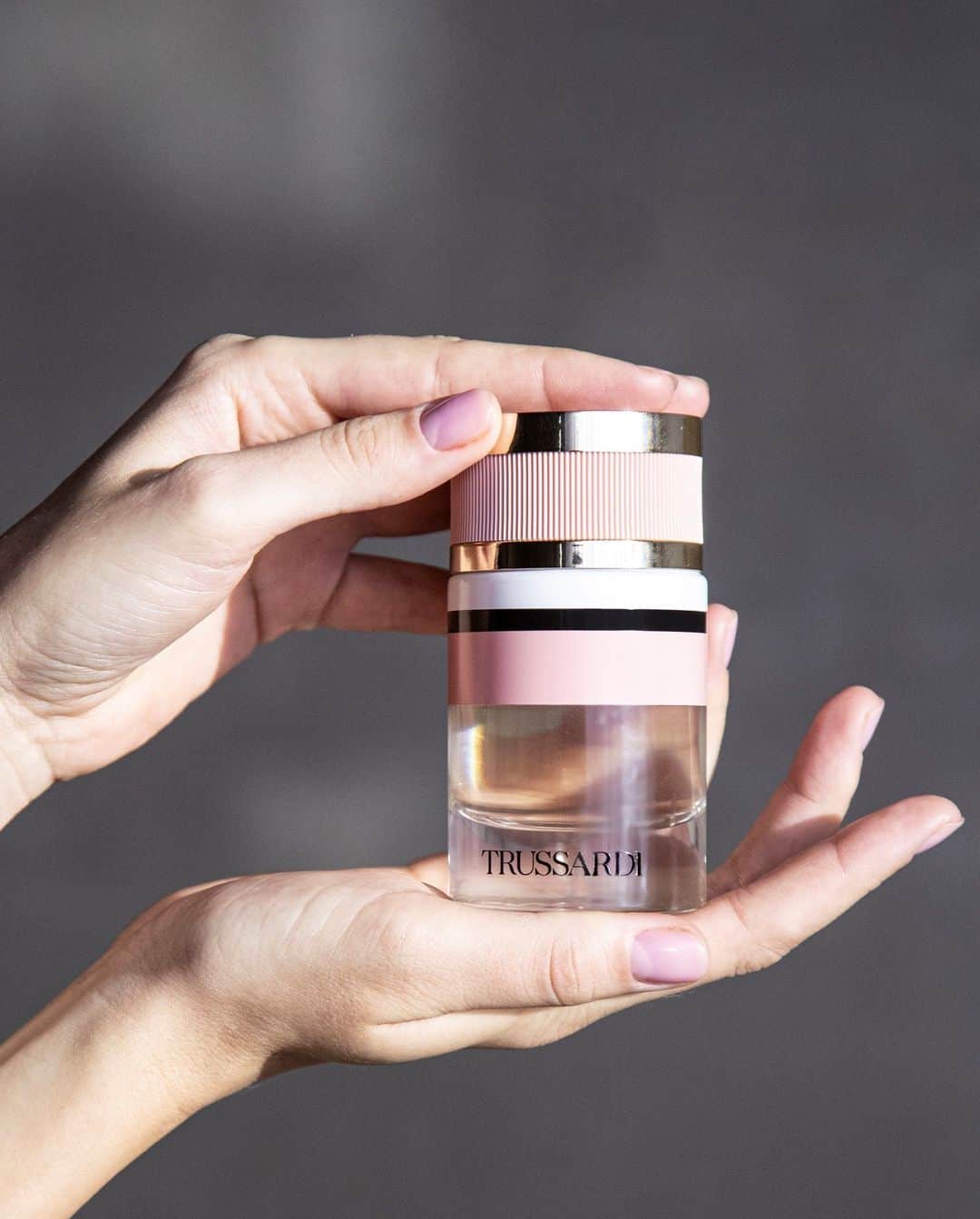 トラサルディのインスタグラム：「Trussardi, the Eau de Parfum for women, is a chypre floral fragrance that evokes the vibrant scents of Italy. The freshness of Italian tangerine blends with luminous neroli, enveloping a heart of jasmine and lavender, rounded out with a velvety base.⁣ #TrussardiParfums」
