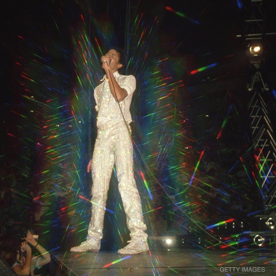 マイケル・ジャクソンのインスタグラム：「Michael Jackson’s shimmery suit helped photographer Lynn Goldsmith to create this prismatic effect around Michael, seen here performing on the Triumph Tour in 1981.」