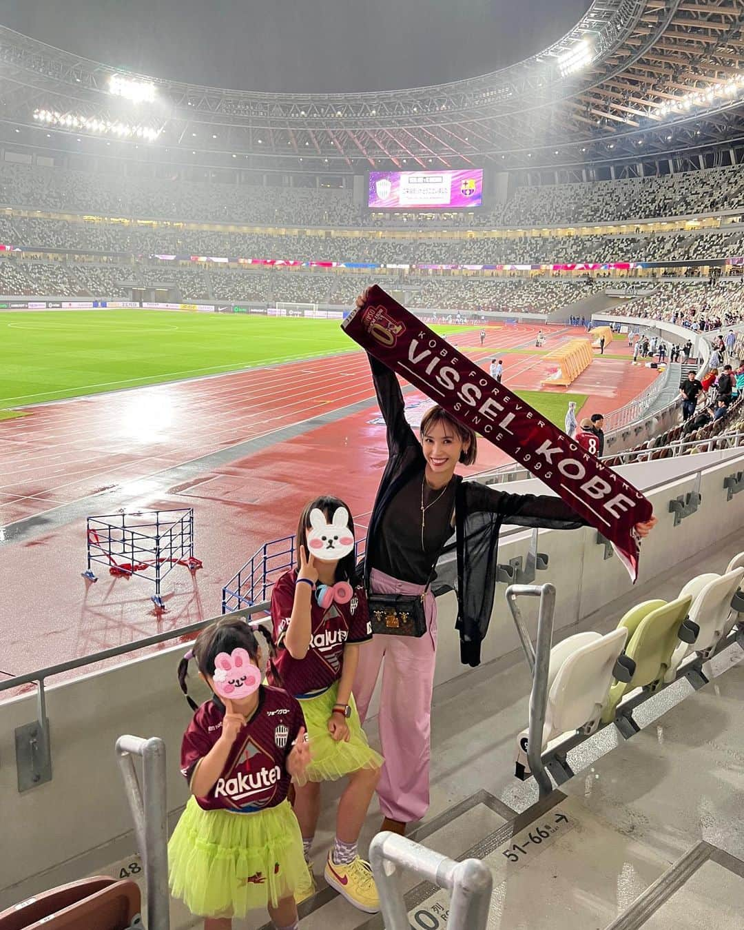 三輪麻未のインスタグラム：「@visselkobe  vs  @fcbarcelona ❤️💙  #visselkobe#fcbarcelona#新国立競技場#国立競技場#サッカー#試合#ヴィッセル神戸#バルセロナ #Mutter#zweiMädchen」