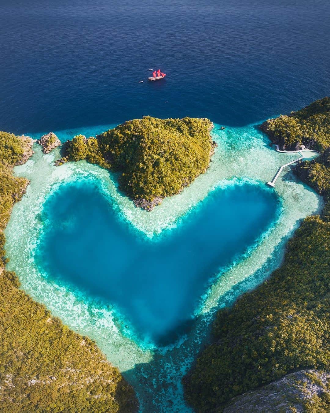 BEAUTIFUL DESTINATIONSさんのインスタグラム写真 - (BEAUTIFUL DESTINATIONSInstagram)「@danielkordan mesmerizes us with the breathtaking beauty of the Spectacular Love lagoon in Misool, Raja Ampat! 🇮🇩 This hidden gem earned its name due to the heart-shaped lagoon formed by the encircling cliffs, symbolizing a place where love blossoms in harmony with nature. ❤️  Millions of years of natural erosion and geological processes have sculpted this enchanting paradise, creating a mesmerizing haven for explorers and romantics alike. 💦 The magical interplay of sunlight and shadows adds an ethereal touch to the already awe-inspiring scenery, making it a haven for photographers seeking to capture the essence of love and beauty. ✨  How amazing is this? 😍  📽 @danielkordan @calicojackcharters 📍 Misool, Raja Ampat Islands, Indonesia」6月7日 1時01分 - beautifuldestinations