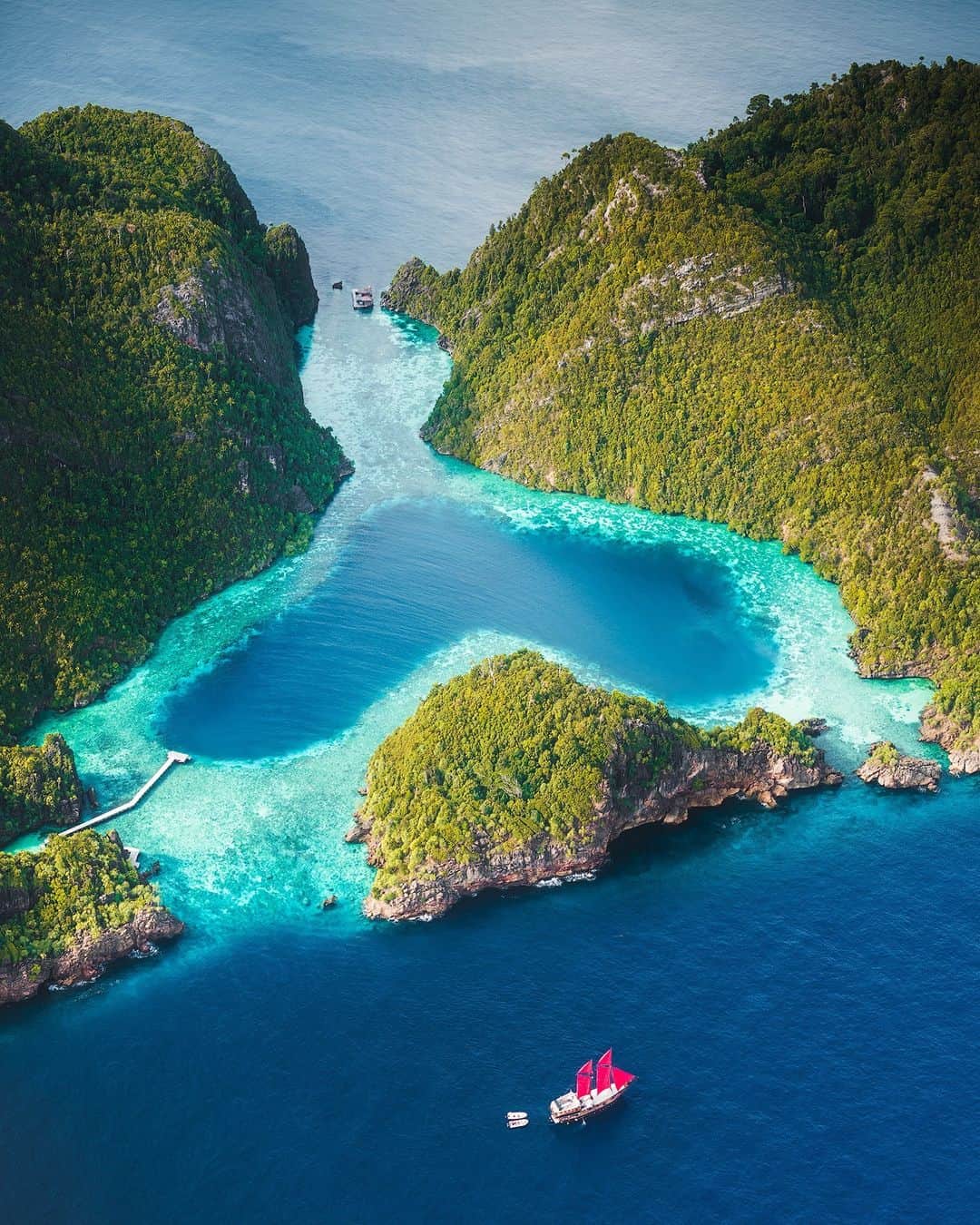 BEAUTIFUL DESTINATIONSさんのインスタグラム写真 - (BEAUTIFUL DESTINATIONSInstagram)「@danielkordan mesmerizes us with the breathtaking beauty of the Spectacular Love lagoon in Misool, Raja Ampat! 🇮🇩 This hidden gem earned its name due to the heart-shaped lagoon formed by the encircling cliffs, symbolizing a place where love blossoms in harmony with nature. ❤️  Millions of years of natural erosion and geological processes have sculpted this enchanting paradise, creating a mesmerizing haven for explorers and romantics alike. 💦 The magical interplay of sunlight and shadows adds an ethereal touch to the already awe-inspiring scenery, making it a haven for photographers seeking to capture the essence of love and beauty. ✨  How amazing is this? 😍  📽 @danielkordan @calicojackcharters 📍 Misool, Raja Ampat Islands, Indonesia」6月7日 1時01分 - beautifuldestinations