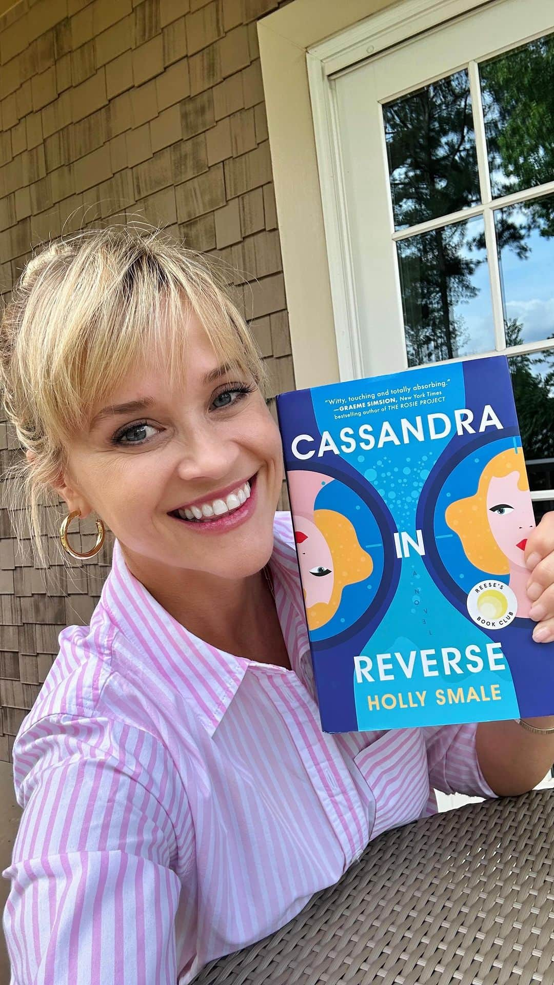 リース・ウィザースプーンのインスタグラム：「Our June #ReesesBookClub Pick is #CassandraInReverse by @HolSmale! This super charming and witty novel is about main character Cassie who is stuck in a time loop and trying to fix the 3rd worst day of her life ⏱️♾️ You may THINK you know what’s going on... but keep reading!! 👀 If you could go back in time, what would you change?! Follow along at @ReesesBookClub all month long 📖」