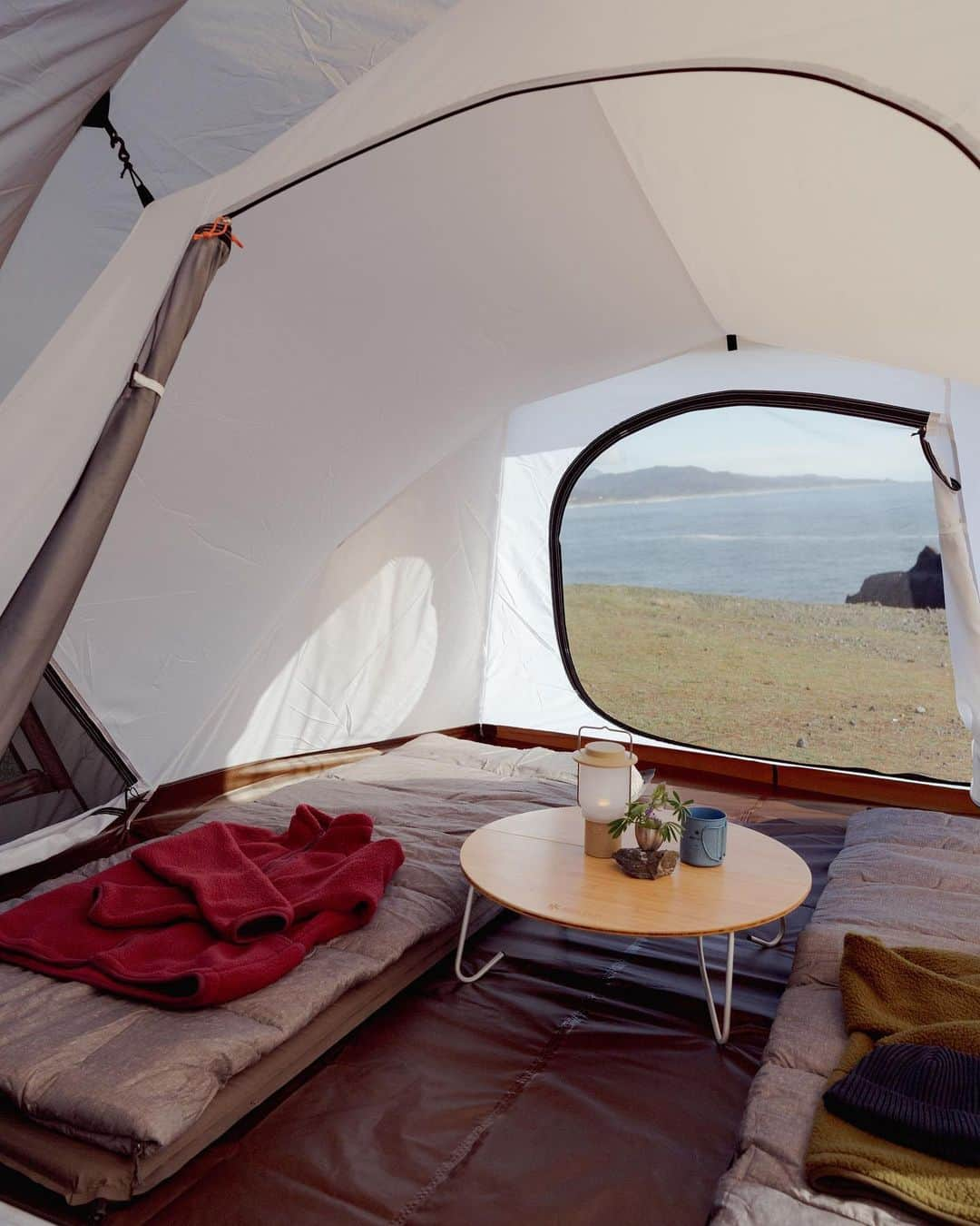 Snow Peak USAさんのインスタグラム写真 - (Snow Peak USAInstagram)「Swipe to take a closer look at the Land Nest Dome Medium and Land Nest Tarp, plus a beautiful view of the Southern Oregon coastline.   #snowpeakusa #noasobi #camping #campinggear #LandNest」6月7日 1時06分 - snowpeakusa