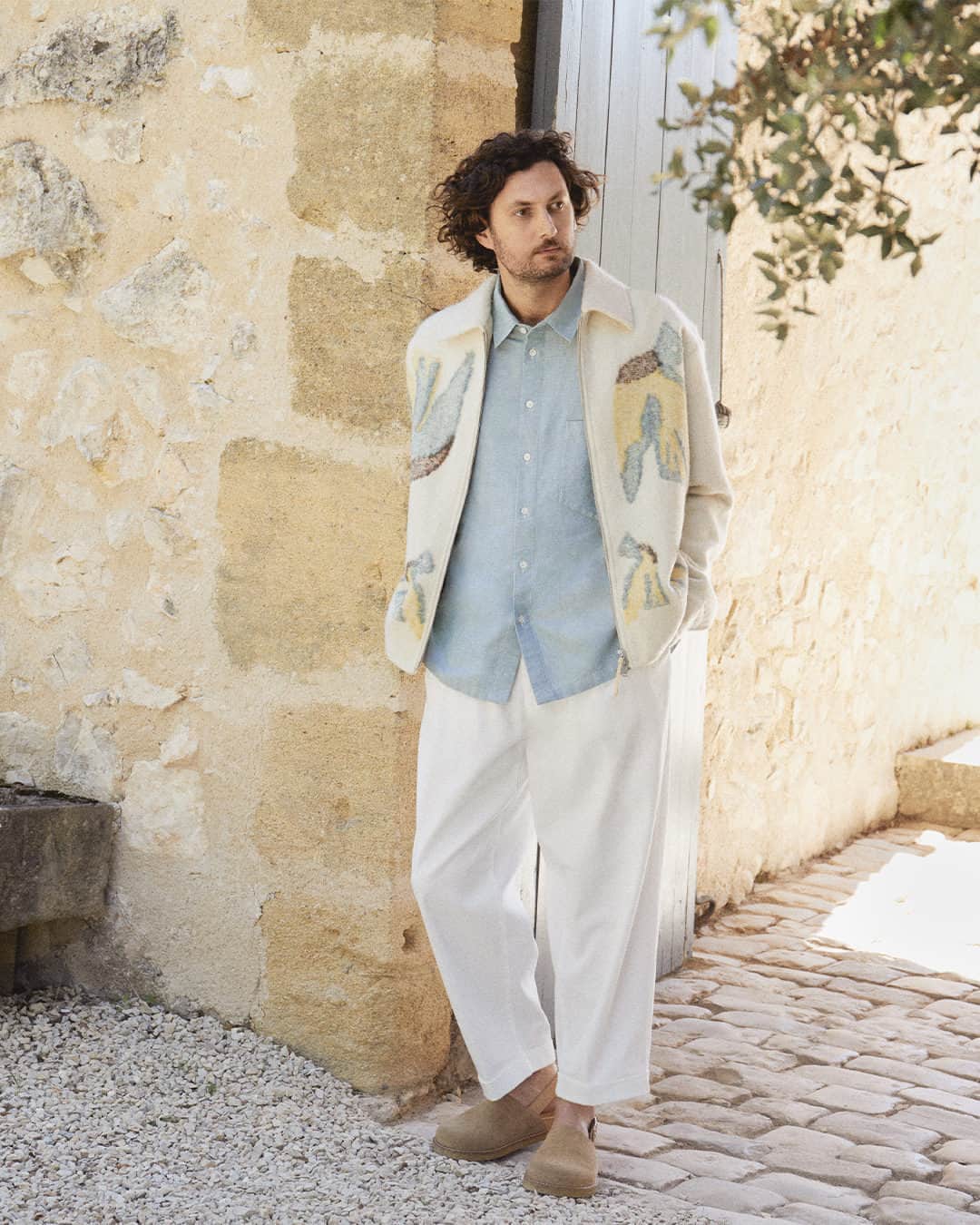 MR PORTERのインスタグラム：「At @lecollectionist, cofounder and CEO Mr Max Aniort has curated incredible, super luxurious homes that are available for you to rent all year round. From villas in Ibiza to chalets in Courchevel and rugged retreats on the tiniest Greek islands, Le Collectionist offers them all and provides a full concierge service, too, tailoring each holiday to your very demanding needs.   Head to the link in bio to read our conversation with Mr Max Aniort and the story behind the brand that has since become the number one luxury holiday home rental service in Europe.  Words by: @louisquinze Photographer: @valentin_hennequin Art Director: @joshgabbitas Stylist: @charlieschneiderrrr Style Assistant: @tamryncharteris Producer: @isabellondon_ Groomer: @rosine_muraire」
