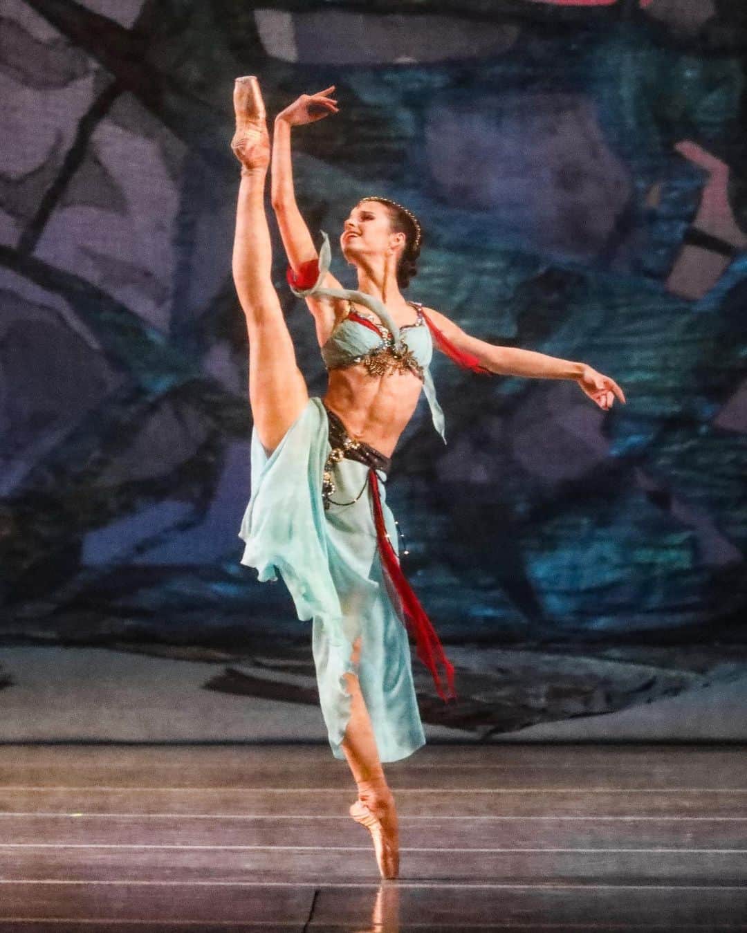 マリア・コーレワのインスタグラム：「Exotic tale or Adventure Time 🏴‍☠️  CORSARE - performing tomorrow at the Mariinsky with the amazing and graceful @romanbelyakov_mt and @vladimir_shklyarov 🤩✨ Such a wonderful light and bright ballet, you can almost feel the wind of the Mediterranean coming from the stage 🌊 Toi toi toi to everyone 🖤 Photos by @silaavvakum   Экзотическая сказка или Время Приключений 🏴‍☠️ КОРСАР - станцуем завтра в Мариинском с чудесными статными @romanbelyakov_mt и @vladimir_shklyarov 🤩✨ Такой замечательный легкий и яркий балет, в нем дыхание юга и ветер Средиземноморья… 🌊  Удачи всем артистам! 🖤」