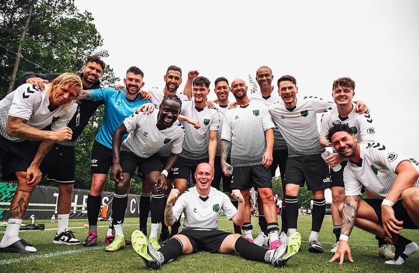 ジェフ・キャメロンのインスタグラム：「What a weekend at @tst7v7 Thank you to all of you behind the scenes that hosted this kick-ass event. It’s a game changer!!!!   Already looking forward to the fans, the reunions, the competition, the energy and the banter next year!   What a pleasure to play with the @bladeandgrassfc lads - top pros with top quality! Despite some last minute drop-outs and just one-hour of group training, we still crushed it! It was a surreal experience with an unreal team thanks to @swinmurn」