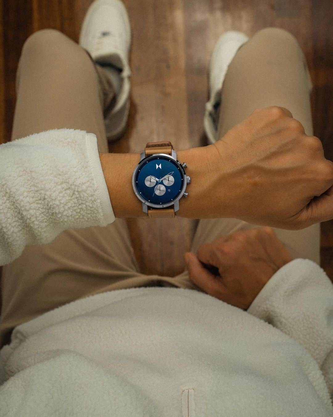 MVMTさんのインスタグラム写真 - (MVMTInstagram)「Our original minimalist chronograph is looking fresh-faced in new Manta Blue colors. #jointhemvmt (📷:@whatmyboyfriendwore)」6月7日 1時08分 - mvmt