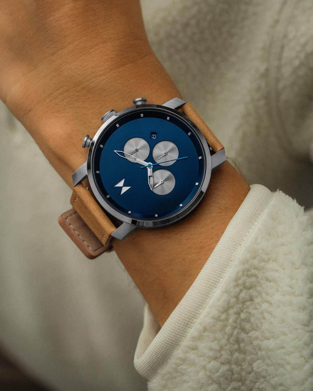 MVMTさんのインスタグラム写真 - (MVMTInstagram)「Our original minimalist chronograph is looking fresh-faced in new Manta Blue colors. #jointhemvmt (📷:@whatmyboyfriendwore)」6月7日 1時08分 - mvmt