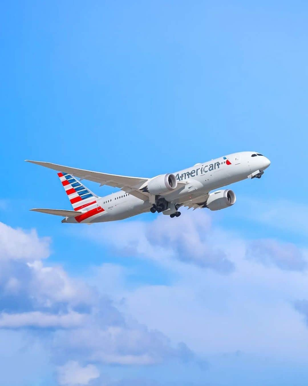 アメリカン航空さんのインスタグラム写真 - (アメリカン航空Instagram)「Plane and simple: we love to travel. That's all. 🛩️ 🥰  📸: @aviate_ty」6月7日 1時10分 - americanair