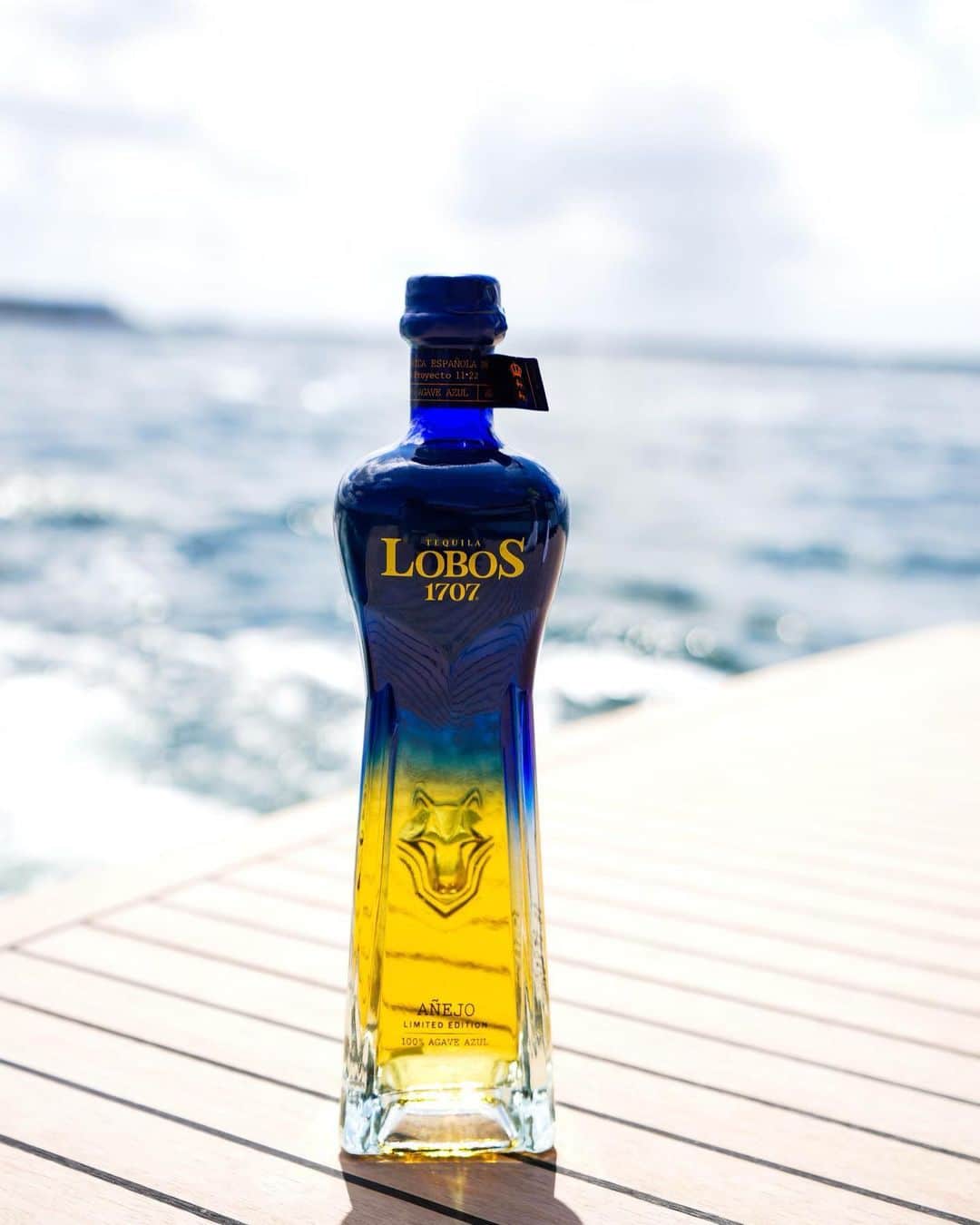 レブロン・ジェームズさんのインスタグラム写真 - (レブロン・ジェームズInstagram)「WOW WOW WOW!! Introducing Lobos Tequila 1707 Limited Edition Añejo. It's truly a masterpiece!! Launching in select markets and truly a collectables bottle. The design is stunning, with blue, clear, and gold elements, sealed with a dark blue wax cap. Limited quantities available. My GOODNESS she looks so beautiful!!! 😍😍😍😍😍😍 @lobos1707 🐺🐺🐺🐺🗣️🗣️」6月7日 1時18分 - kingjames