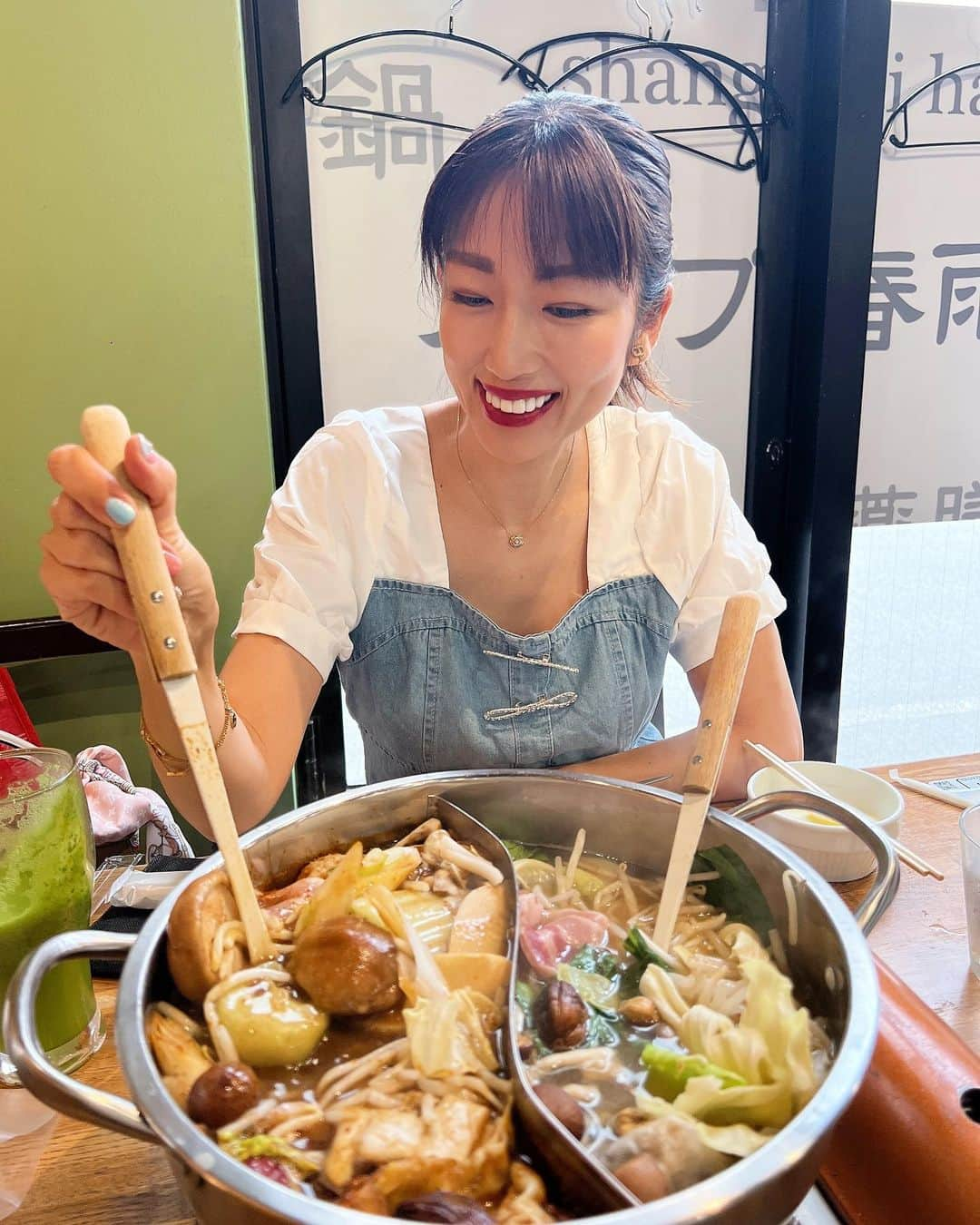 庄司ゆうこさんのインスタグラム写真 - (庄司ゆうこInstagram)「悠里ちゃんとチーパオ赤坂店の火鍋を頂きました❣️ チーパオ恵比寿店は週に1.2回行ってるんだけど火鍋は初！！ こんな美味しい火鍋、もっと早くに知りたかった😭✨ 2時間で野菜やお肉食べ放題で野菜たっぷり何回も取りに行ってお腹はち切れるくらいまで食べたよ🤣 辛さも選べるんだけど悠里ちゃんも辛いの大好きだから大辛にしたよ✨✨この辛さ病みつきになる🥺 最高に美味しかった💓 また絶対行く〜💓 #火鍋#火鍋ランチ#赤坂#チーパオ#七宝麻辣湯#赤坂グルメ #赤坂ランチ#グルメ好きな人と繋がりたい」6月7日 1時20分 - yuko.shoji