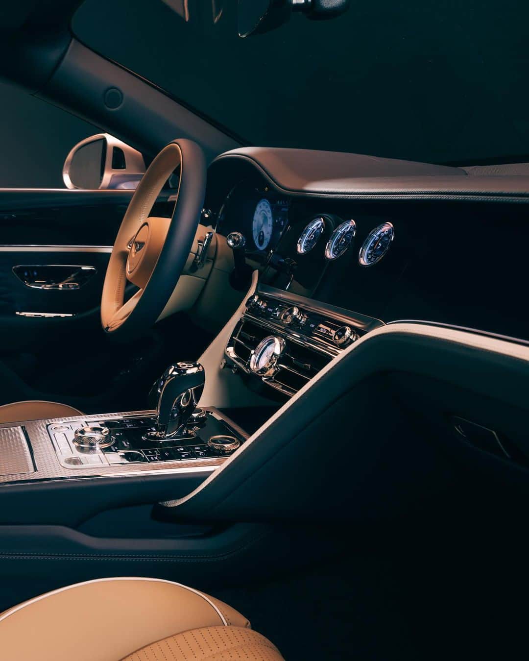 ベントレーさんのインスタグラム写真 - (ベントレーInstagram)「Raising your vehicle expectations. Inside and out. The #FlyingSpur #Mulliner. Configure yours through the link in bio. _ #Bentley Flying Spur Mulliner (V8) WLTP drive cycle: combined fuel consumption: 22.2 mpg (12.7 l/100 km), combined CO₂: 288 g/km」6月7日 1時22分 - bentleymotors