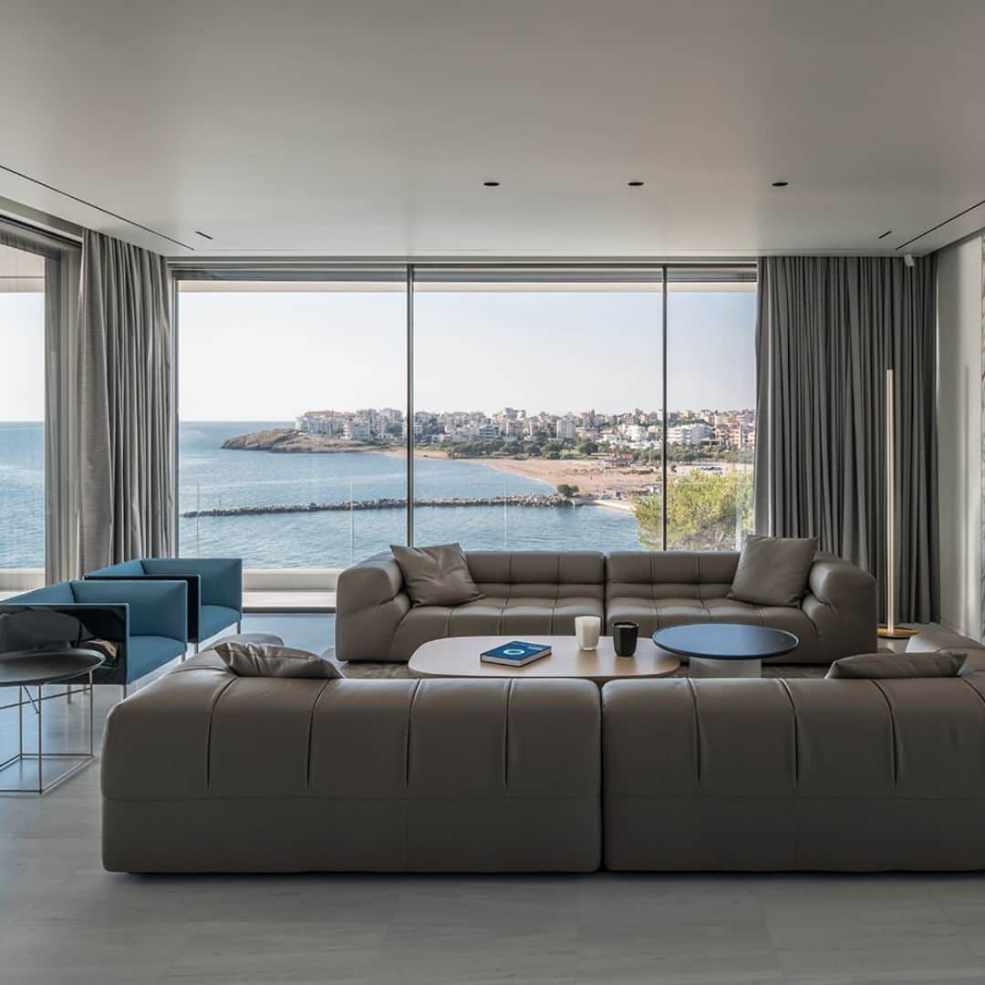 B&B Italiaさんのインスタグラム写真 - (B&B ItaliaInstagram)「Discover elegance and modernity at Rafina Hills Residence in Athens, Greece, where the sleek volumes of B&B Italia furnishings seamlessly enhance the stunning design. Immerse yourself in the breathtaking view of the bay of Rafina while surrounded by iconic pieces that elevate the residence to new heights.  @patricia_urquiola @barberosgerby @gaetano.pesce @g_sfakianakis @deloudis_  Photography by Giorgios Sfakianakis  Architect: Moustroufis Architects  #bebitalia #design #Athens #Greece」6月7日 1時25分 - bebitalia