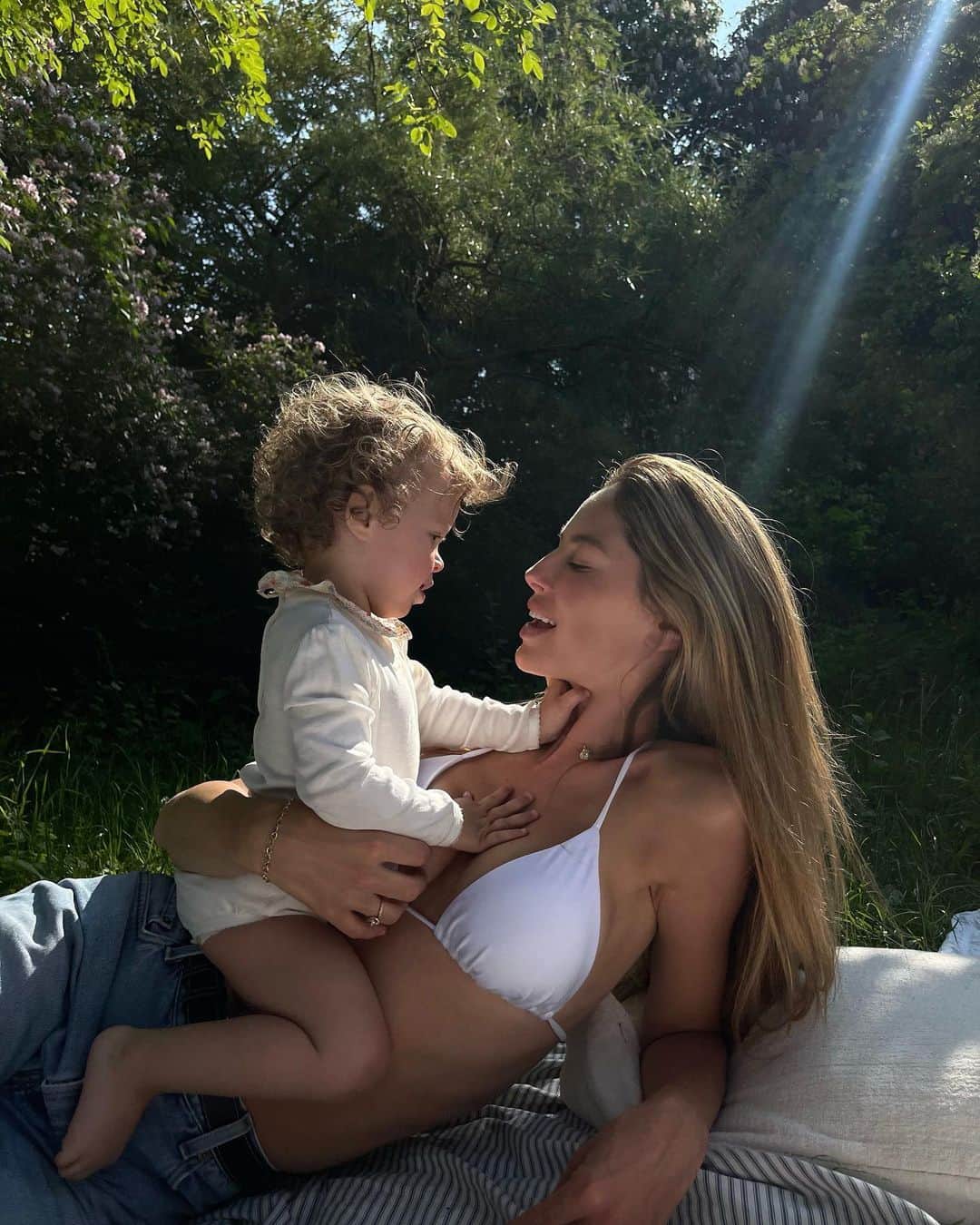 Mathilde Goehlerのインスタグラム：「Summer 🍉🍓🍊♥️」