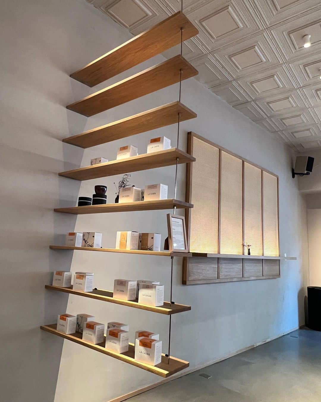 ミーガン・ヤングさんのインスタグラム写真 - (ミーガン・ヤングInstagram)「All we had was 1 hour. We rushed to the coffee shop which opened at 8am. It was only three stops away but Fofo somehow convinced me to grab some coffee so that I could relax before the busy day ahead. I don't know how he thought rushing would be relaxing - but he was right. The moment I took a sip, I forgot about the jetlag and immediately melted into my seat and fell in love with my cup of coffee. Thank you @mikaeldaez for accompanying me on this trip and helping me out with the little things 😍☕️✨ I had so much fun shopping and exploring with you hehe #kiligme」6月6日 16時34分 - meganbata