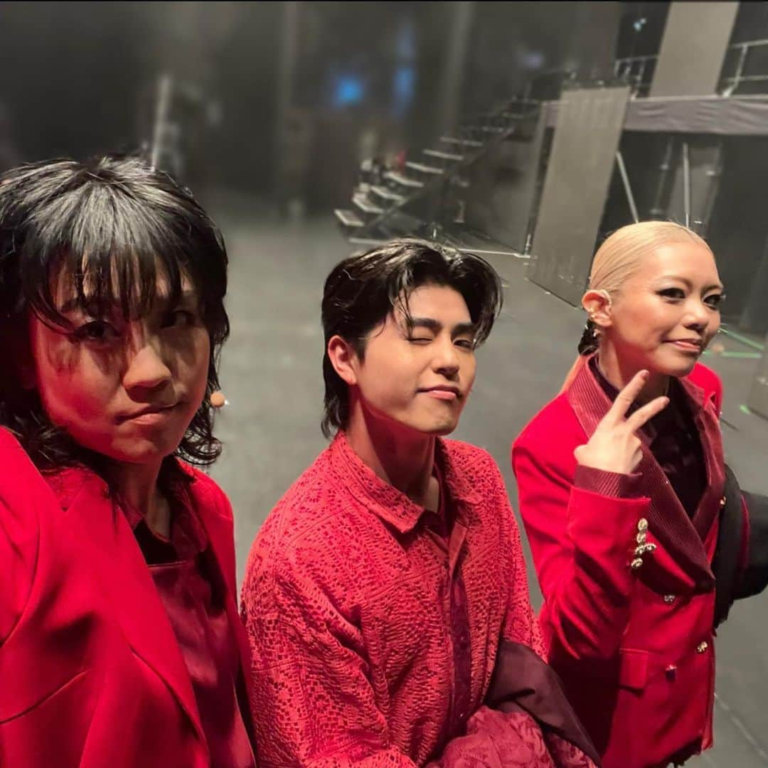 宇月颯さんのインスタグラム写真 - (宇月颯Instagram)「. . GANMIx 宝塚歌劇OG DANCE LIVE 『2 STEP』 ⁡ 『GANMI』 お一人お一人の個性も力も素晴らしく、尚且つチーム力がほんとに凄くて、一緒に踊る事で、ダンスを通じて皆んなの生き様を見せて頂いた気がします。 なかなか同じステージに立てる事なんてないから、本当に貴重な経験でした🙏 一歩一歩歩み寄り、一緒に『2 STEP』出来て最高に楽しかったです！！ ⁡ 皆んなが目指す場所があるからか、それを目指して進んでいる姿から沢山刺激を受けました。 皆んなの目指す道をこれからも楽しみに応援させて頂きたいと思いました👌✨ ⁡ 構成、演出、そして出演者でもあったSotaくん。 去年、撮影とワークショップをしてもらい、1月に取材でご一緒させて頂いてから、長いようで短かった期間、沢山お世話になりました！！ 取材でこのタイトルに込められた思いを聞いた時のワクワクが懐かしいです😌 この未知の世界の作品を作り、出演し、とんでもなく大変だったと思いますが、彼を信じて進んできてよかったです！！ お陰でなかなか出来ない感覚を味あわせてもらえて、忘れられない思い出となりました😆❤️ 本当にありがとう。 ⁡ そして、踊る位置が近くて沢山教えてもらったお二人！ かざちゃんぐ😎🤟 全然色が違って、それぞれカッコいいダンスを踊るから、このお二人のダンスを間近で堪能させてもらえて有り難かったです✨ かざぴとお揃いの稽古着だった時は爆笑したし、さんちと後ろ姿そっくりだったのにも爆笑して、いっぱい楽しい思い出できました🤣 ⁡ そして、ダンスは勿論素晴らしすぎるんだけど、たくさんの才能を持ったこーやくん！ 二歩高校のロゴもこーやくん作👏 そしてロンTもありがとう！大切に着ます☺️🙏 ⁡ New Worldの振り付けを担当してくれたあおちゃん先生！ゆーきくんと振り付けしてくれました🙏 教え方が丁寧でわかりやすくて、本稽古終わった後もずっと2人で稽古をしてくれて感謝しかないです！ 楽しく本番踊れたのはお二人のお陰です🥹 ⁡ 皆んなにお世話になったのに、一人一人撮れなかったけど、皆んなに振り付けしてもらい、勉強させてもらい、一緒に踊れて、11人全員にお世話になりました！！ 🙇‍♀️🙇‍♀️🙇‍♀️🙇‍♀️🙇‍♀️🙇‍♀️🙇‍♀️🙇‍♀️🙇‍♀️🙇‍♀️🙇‍♀️ 心からの感謝を込めて…ありがとうございました！！ ⁡ そして、DJヒデさん！ DJが入る公演なんて初めてで、こんなにもテンション上がるんだーと感動🤩✨ トーク中も沢山いじっていただきありがとうございました🤣最高でした！！ ⁡ 歌唱指導のYUSAさん！ 普段歌わない英語の歌詞、ラップのコツなど沢山教えて頂いて勉強になりました☺️🙏 髪の毛のカラーの入れ具合が一緒だったね❤️🧡💛 ⁡ 最後になりましたが、GANMIスタッフの皆さんにも大変お世話になりました。 支えていただき、盛り上げて下さり、スタッフの皆さんの温かさに何度も救われました🥹 これからも応援させていただきます🙏 ⁡ 改めて、今回の出会いに感謝です！！ またどこかで会える事を願って🙏✨ 彼らが大切にしてきた"GANMI"の歩む道の一歩に携る事ができて光栄でした。 ⁡ ありがとう！ またね！ ⁡ ⁡ ⁡ #2STEP #DANCELIVE #GANMI#宝塚歌劇OG #日本青年館ホール #梅田劇場劇場シアタードラマシティ #2STEP_2023 #宇月颯 ⁡ ⁡」6月6日 16時34分 - hayate_uzuki_official