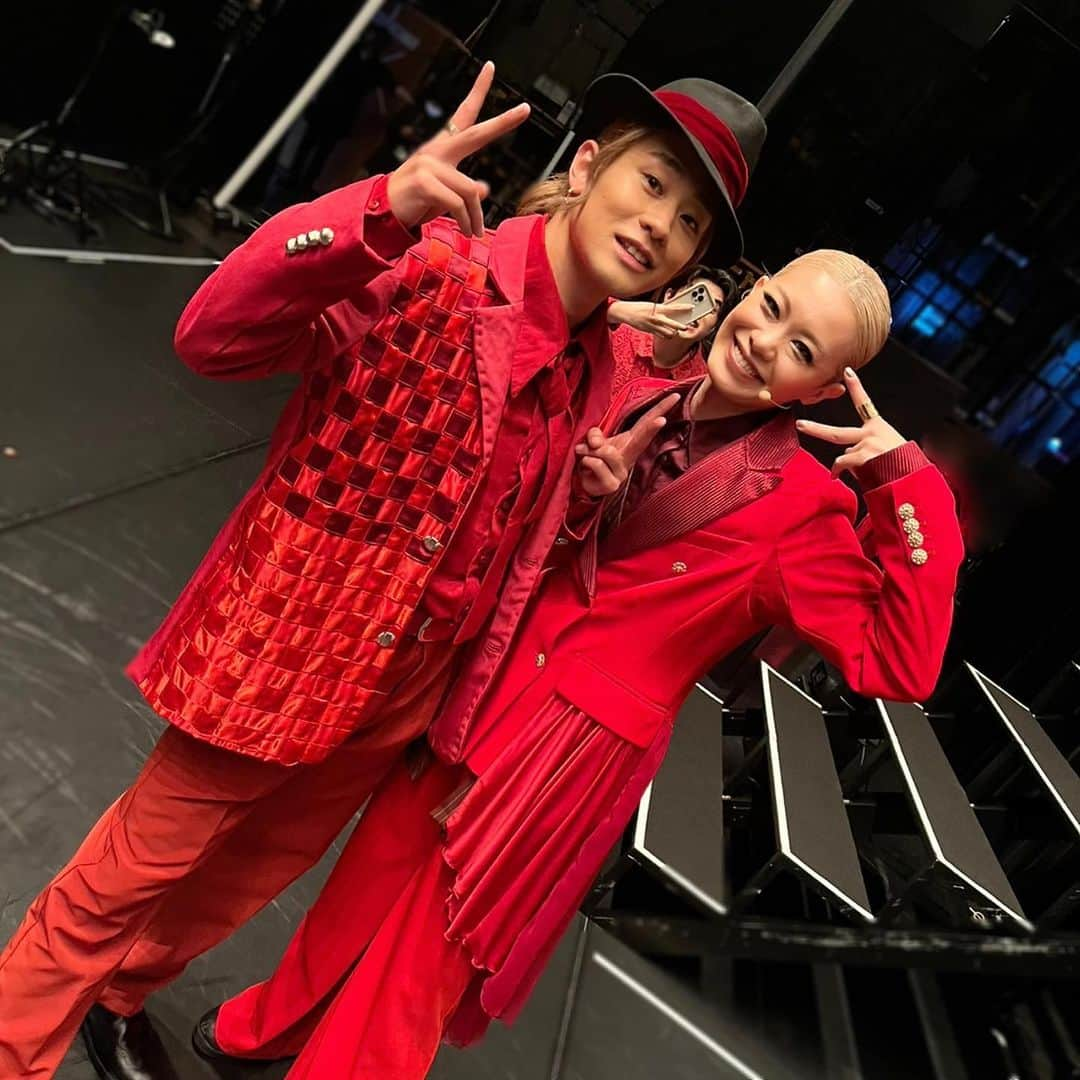 宇月颯さんのインスタグラム写真 - (宇月颯Instagram)「. . GANMIx 宝塚歌劇OG DANCE LIVE 『2 STEP』 ⁡ 『GANMI』 お一人お一人の個性も力も素晴らしく、尚且つチーム力がほんとに凄くて、一緒に踊る事で、ダンスを通じて皆んなの生き様を見せて頂いた気がします。 なかなか同じステージに立てる事なんてないから、本当に貴重な経験でした🙏 一歩一歩歩み寄り、一緒に『2 STEP』出来て最高に楽しかったです！！ ⁡ 皆んなが目指す場所があるからか、それを目指して進んでいる姿から沢山刺激を受けました。 皆んなの目指す道をこれからも楽しみに応援させて頂きたいと思いました👌✨ ⁡ 構成、演出、そして出演者でもあったSotaくん。 去年、撮影とワークショップをしてもらい、1月に取材でご一緒させて頂いてから、長いようで短かった期間、沢山お世話になりました！！ 取材でこのタイトルに込められた思いを聞いた時のワクワクが懐かしいです😌 この未知の世界の作品を作り、出演し、とんでもなく大変だったと思いますが、彼を信じて進んできてよかったです！！ お陰でなかなか出来ない感覚を味あわせてもらえて、忘れられない思い出となりました😆❤️ 本当にありがとう。 ⁡ そして、踊る位置が近くて沢山教えてもらったお二人！ かざちゃんぐ😎🤟 全然色が違って、それぞれカッコいいダンスを踊るから、このお二人のダンスを間近で堪能させてもらえて有り難かったです✨ かざぴとお揃いの稽古着だった時は爆笑したし、さんちと後ろ姿そっくりだったのにも爆笑して、いっぱい楽しい思い出できました🤣 ⁡ そして、ダンスは勿論素晴らしすぎるんだけど、たくさんの才能を持ったこーやくん！ 二歩高校のロゴもこーやくん作👏 そしてロンTもありがとう！大切に着ます☺️🙏 ⁡ New Worldの振り付けを担当してくれたあおちゃん先生！ゆーきくんと振り付けしてくれました🙏 教え方が丁寧でわかりやすくて、本稽古終わった後もずっと2人で稽古をしてくれて感謝しかないです！ 楽しく本番踊れたのはお二人のお陰です🥹 ⁡ 皆んなにお世話になったのに、一人一人撮れなかったけど、皆んなに振り付けしてもらい、勉強させてもらい、一緒に踊れて、11人全員にお世話になりました！！ 🙇‍♀️🙇‍♀️🙇‍♀️🙇‍♀️🙇‍♀️🙇‍♀️🙇‍♀️🙇‍♀️🙇‍♀️🙇‍♀️🙇‍♀️ 心からの感謝を込めて…ありがとうございました！！ ⁡ そして、DJヒデさん！ DJが入る公演なんて初めてで、こんなにもテンション上がるんだーと感動🤩✨ トーク中も沢山いじっていただきありがとうございました🤣最高でした！！ ⁡ 歌唱指導のYUSAさん！ 普段歌わない英語の歌詞、ラップのコツなど沢山教えて頂いて勉強になりました☺️🙏 髪の毛のカラーの入れ具合が一緒だったね❤️🧡💛 ⁡ 最後になりましたが、GANMIスタッフの皆さんにも大変お世話になりました。 支えていただき、盛り上げて下さり、スタッフの皆さんの温かさに何度も救われました🥹 これからも応援させていただきます🙏 ⁡ 改めて、今回の出会いに感謝です！！ またどこかで会える事を願って🙏✨ 彼らが大切にしてきた"GANMI"の歩む道の一歩に携る事ができて光栄でした。 ⁡ ありがとう！ またね！ ⁡ ⁡ ⁡ #2STEP #DANCELIVE #GANMI#宝塚歌劇OG #日本青年館ホール #梅田劇場劇場シアタードラマシティ #2STEP_2023 #宇月颯 ⁡ ⁡」6月6日 16時34分 - hayate_uzuki_official