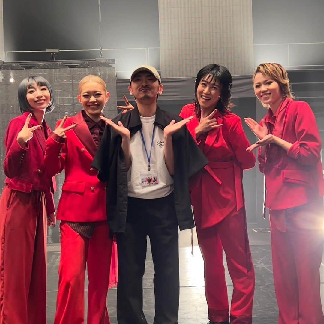 宇月颯さんのインスタグラム写真 - (宇月颯Instagram)「. . GANMIx 宝塚歌劇OG DANCE LIVE 『2 STEP』 ⁡ 『GANMI』 お一人お一人の個性も力も素晴らしく、尚且つチーム力がほんとに凄くて、一緒に踊る事で、ダンスを通じて皆んなの生き様を見せて頂いた気がします。 なかなか同じステージに立てる事なんてないから、本当に貴重な経験でした🙏 一歩一歩歩み寄り、一緒に『2 STEP』出来て最高に楽しかったです！！ ⁡ 皆んなが目指す場所があるからか、それを目指して進んでいる姿から沢山刺激を受けました。 皆んなの目指す道をこれからも楽しみに応援させて頂きたいと思いました👌✨ ⁡ 構成、演出、そして出演者でもあったSotaくん。 去年、撮影とワークショップをしてもらい、1月に取材でご一緒させて頂いてから、長いようで短かった期間、沢山お世話になりました！！ 取材でこのタイトルに込められた思いを聞いた時のワクワクが懐かしいです😌 この未知の世界の作品を作り、出演し、とんでもなく大変だったと思いますが、彼を信じて進んできてよかったです！！ お陰でなかなか出来ない感覚を味あわせてもらえて、忘れられない思い出となりました😆❤️ 本当にありがとう。 ⁡ そして、踊る位置が近くて沢山教えてもらったお二人！ かざちゃんぐ😎🤟 全然色が違って、それぞれカッコいいダンスを踊るから、このお二人のダンスを間近で堪能させてもらえて有り難かったです✨ かざぴとお揃いの稽古着だった時は爆笑したし、さんちと後ろ姿そっくりだったのにも爆笑して、いっぱい楽しい思い出できました🤣 ⁡ そして、ダンスは勿論素晴らしすぎるんだけど、たくさんの才能を持ったこーやくん！ 二歩高校のロゴもこーやくん作👏 そしてロンTもありがとう！大切に着ます☺️🙏 ⁡ New Worldの振り付けを担当してくれたあおちゃん先生！ゆーきくんと振り付けしてくれました🙏 教え方が丁寧でわかりやすくて、本稽古終わった後もずっと2人で稽古をしてくれて感謝しかないです！ 楽しく本番踊れたのはお二人のお陰です🥹 ⁡ 皆んなにお世話になったのに、一人一人撮れなかったけど、皆んなに振り付けしてもらい、勉強させてもらい、一緒に踊れて、11人全員にお世話になりました！！ 🙇‍♀️🙇‍♀️🙇‍♀️🙇‍♀️🙇‍♀️🙇‍♀️🙇‍♀️🙇‍♀️🙇‍♀️🙇‍♀️🙇‍♀️ 心からの感謝を込めて…ありがとうございました！！ ⁡ そして、DJヒデさん！ DJが入る公演なんて初めてで、こんなにもテンション上がるんだーと感動🤩✨ トーク中も沢山いじっていただきありがとうございました🤣最高でした！！ ⁡ 歌唱指導のYUSAさん！ 普段歌わない英語の歌詞、ラップのコツなど沢山教えて頂いて勉強になりました☺️🙏 髪の毛のカラーの入れ具合が一緒だったね❤️🧡💛 ⁡ 最後になりましたが、GANMIスタッフの皆さんにも大変お世話になりました。 支えていただき、盛り上げて下さり、スタッフの皆さんの温かさに何度も救われました🥹 これからも応援させていただきます🙏 ⁡ 改めて、今回の出会いに感謝です！！ またどこかで会える事を願って🙏✨ 彼らが大切にしてきた"GANMI"の歩む道の一歩に携る事ができて光栄でした。 ⁡ ありがとう！ またね！ ⁡ ⁡ ⁡ #2STEP #DANCELIVE #GANMI#宝塚歌劇OG #日本青年館ホール #梅田劇場劇場シアタードラマシティ #2STEP_2023 #宇月颯 ⁡ ⁡」6月6日 16時34分 - hayate_uzuki_official