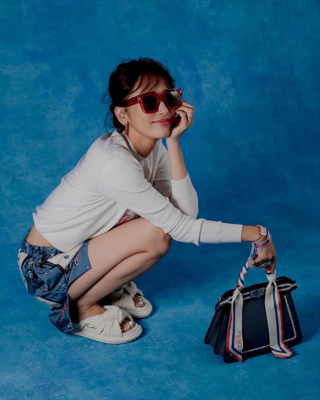 近藤千尋のインスタグラム：「@fendi 🍉 サマーカプセルコレクションAstrology #pr⛱️ の撮影をしてもらいました📷🩵🩵 夏らしいブルーの背景で、、、☺️  夏も、楽しいこといっぱいしたいね🌺❣️」