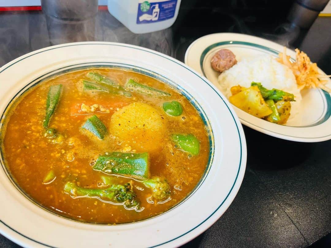 のインスタグラム：「今日のお昼は北14条のデストロイヤーさんへ。 スープカレーはもちろん、梅ボールとかサブジとかアチャールとかも美味しいんだよねー。😊 カレーに集中し過ぎて、三浦くんとの写真撮り忘れました。（笑） では、今日もナオトインタクヤ楽しんできます❗️ #日本スープカレー協会広報宣伝担当理事 #ナオトインタクヤ  #カレー魂デストロイヤー」