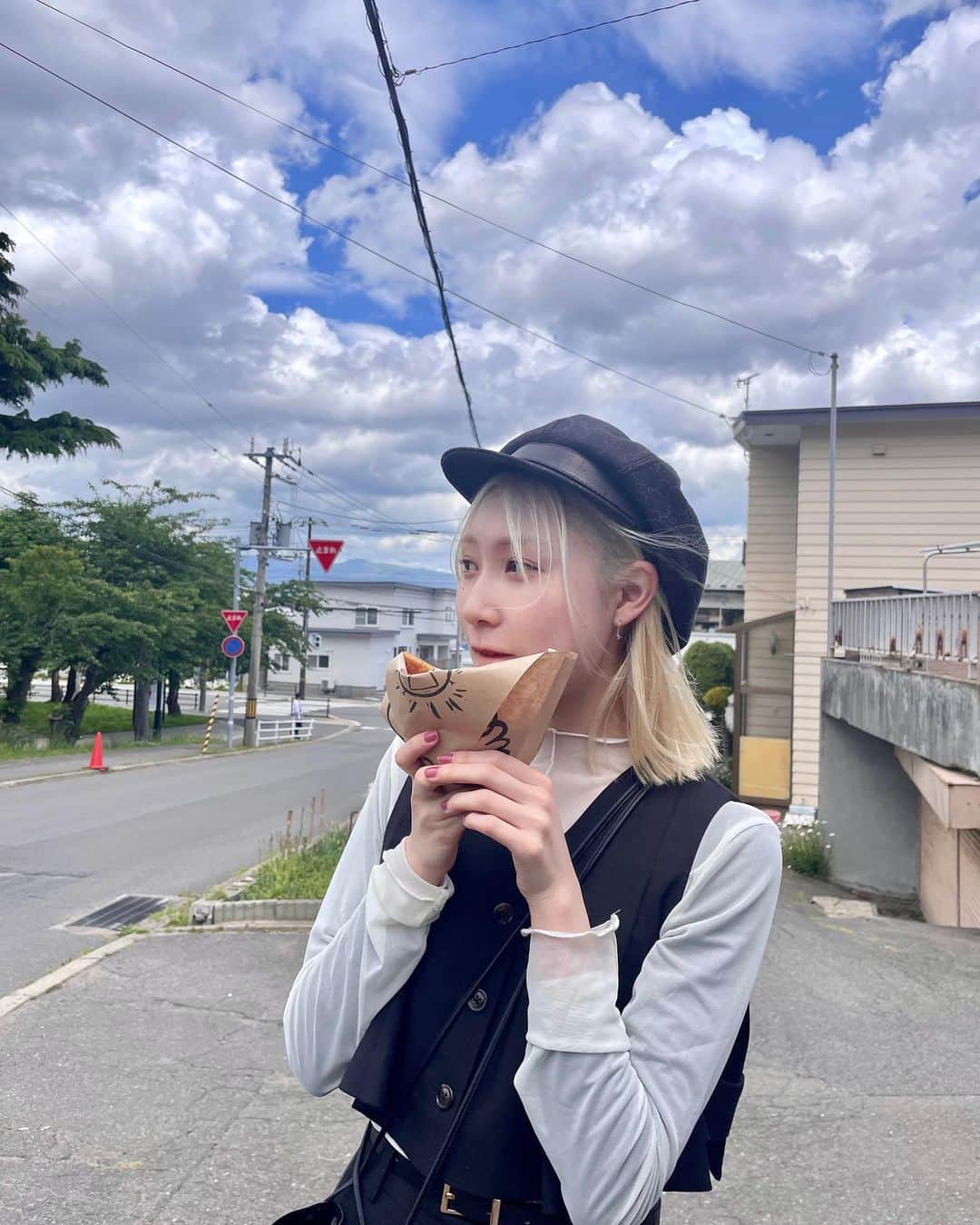 白井琴望さんのインスタグラム写真 - (白井琴望Instagram)「Hakodate🐄🤍  #アンジェリックヴォヤージュ #angeliquevoyage #クレープ #賞味期限30分クレープ #賞味期限30分のクレープ #ootd #fashion #hakodate #hakodatetrip #函館観光 #函館カフェ #函館山ロープウェイ #函館山 #函館山夜景 #函館グルメ #hakodate_photo #twenties」6月6日 18時00分 - _shirai_kotono