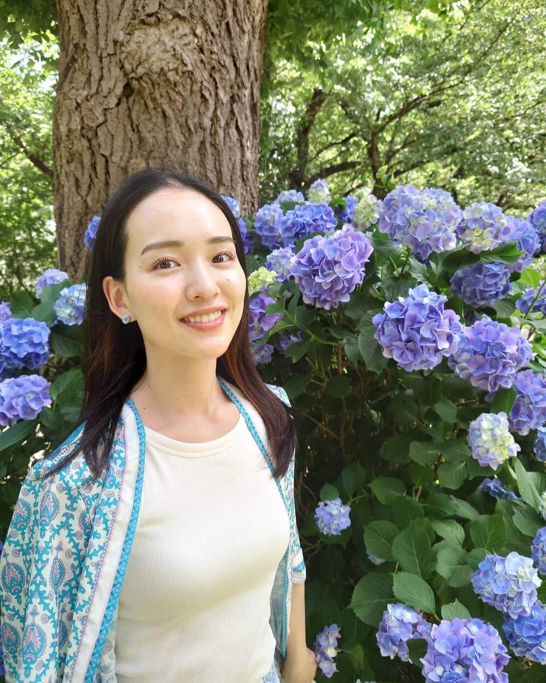 坂野志津佳のインスタグラム：「紫陽花満開✨  こういう季節になりましたよ〜っと季節の植物が教えてくれるね！  ⁡ 全然話は変わりますがこの写真、 1枚目は夫と義姉が良いと選んだ方で、2枚目は私が良いと選んだ方。 ⁡ 自分が良いと思う写真と他人が良いと思う写真が違うことがたまにあります。 ⁡ 芸能の仕事でも、え？その写真選ぶの？というものが雑誌に載ったりとか😂 ⁡ ⁡ でも自分で自分を見ることはできないから、迷った時は他人が選んだ方を信じるようにしています！ ⁡ SNSなどの写真は他人が見るものだから、他人が選ぶ方が確かな評価なのだと。 ⁡ ⁡ とか言って、ちゃっかり自分が選んだ2枚目も載せてるんだけども😜笑 ⁡ ⁡ こんな私のつぶやきを最後まで読んでくれてありがとう♪ ⁡ 今日もお疲れ様でした💓 ⁡ ⁡ 〜〜〜〜〜〜〜〜〜〜〜〜〜〜〜〜〜  ［イベントレッスン］ ■6月17日(土) 14:00〜15:15 LIFE TUNING DAYS「マインドフルネスヨガ」 場所：東急プラザ渋谷4階 @life_tuning_days   ■6/24(土)、7/22(土) 10:30〜11:30 「親子ヨガ」 場所：恵比寿カルフールスタジオ @ebisu_.carrefour  6/24⇨残席3組  ■8月19日(土) 13:30〜15:00 「マインドフルネスヨガとティータイム」 場所：ブライトンスタジオ代官山 @brighton_studio_daikanyama  ⇨残席3名  ［レギュラークラス］ □毎週月曜日 9:00〜10:00 「Morning Flow Yoga」 場所：YES TOKYO中目黒 @yestokyo   □毎週火曜日 8:15〜9:15 「朝ヨガ」 場所：ヨガスタジオgllow自由が丘 @yogagllow   □毎週木曜日 12:00〜13:15 「リフレッシュヨガ」 場所：ヨガスタジオgllow二子玉川 @yogagllow   ※詳細・予約はトップページにリンクしています。  〜〜〜〜〜〜〜〜〜〜〜〜〜〜〜〜〜  #紫陽花 #セルフィー」