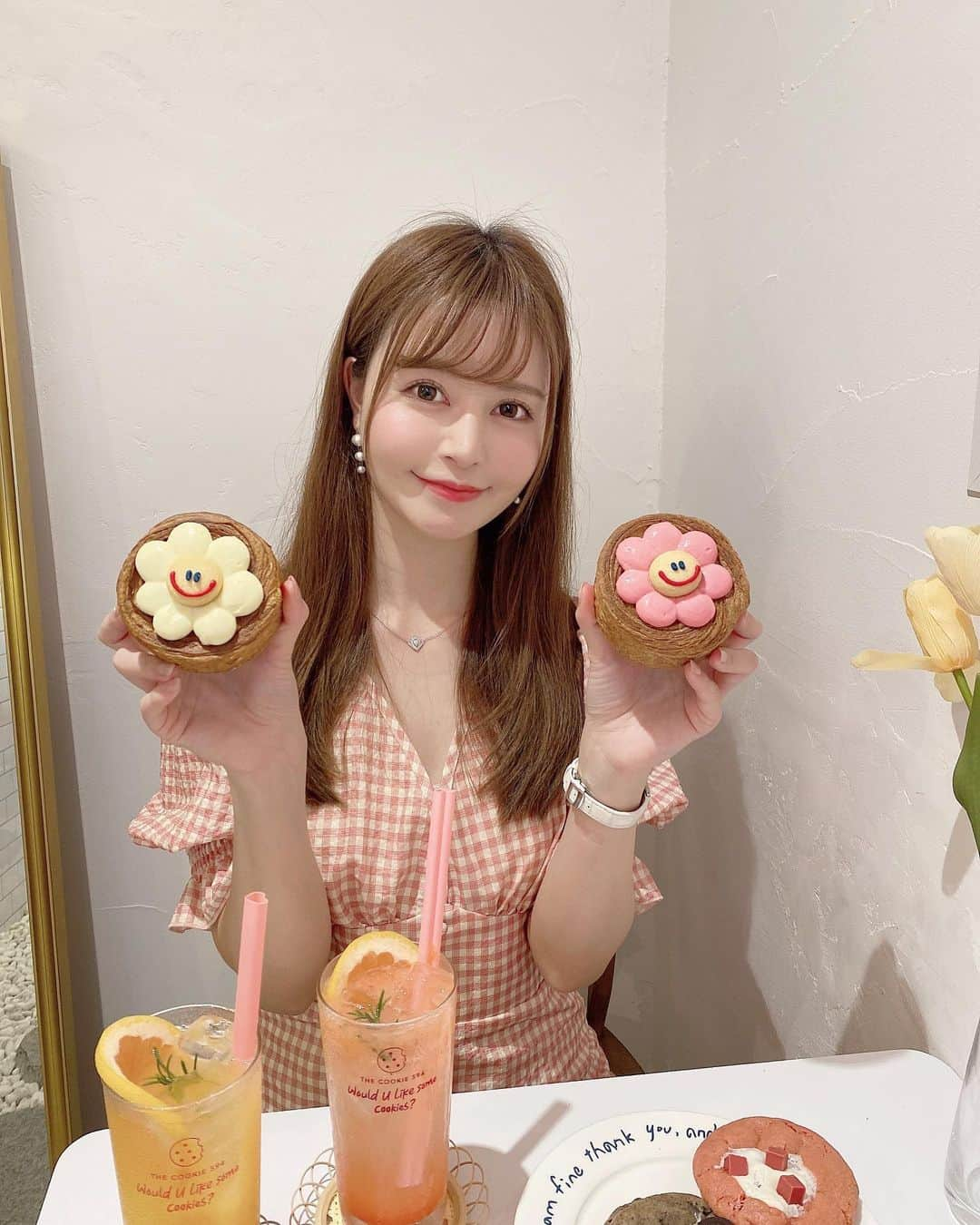 一ノ瀬まりなさんのインスタグラム写真 - (一ノ瀬まりなInstagram)「💖🍪💖🍪💖  とっても可愛いカフェに行ってきました🍴☀️  TheCookie594 @the_cookie_594  最近韓国で流行っているお菓子みたい🍪✨  ニューヨークロールは15時頃には すでにSOLDOUTのものも😳 お花のロール可愛かった🥰🌼 クロワッサン生地の中にクリームがたっぷり入ってたよ🫶✨  クッキーは10種類以上もあったよ🍪 お待ち帰りできるのも嬉しい💝 美味しすぎてたくさん選んでしまいました🙊✨  みんなはどれが気になる？🌼💓  📍表参道店 渋谷区神宮前5-9-4 営業時間11:30〜19:00  📍新大久保店 新宿区百人町1-11-22 B1F 営業時間11:00〜22:00  #クッキー #新大久保 #新大久保カフェ #新大久保グルメ #東京カフェ #新宿カフェ #表参道カフェ #新宿グルメ #ニューヨークロール #cookie #cafe #japanfood #koreafood」6月6日 16時50分 - yuyuyu_marina