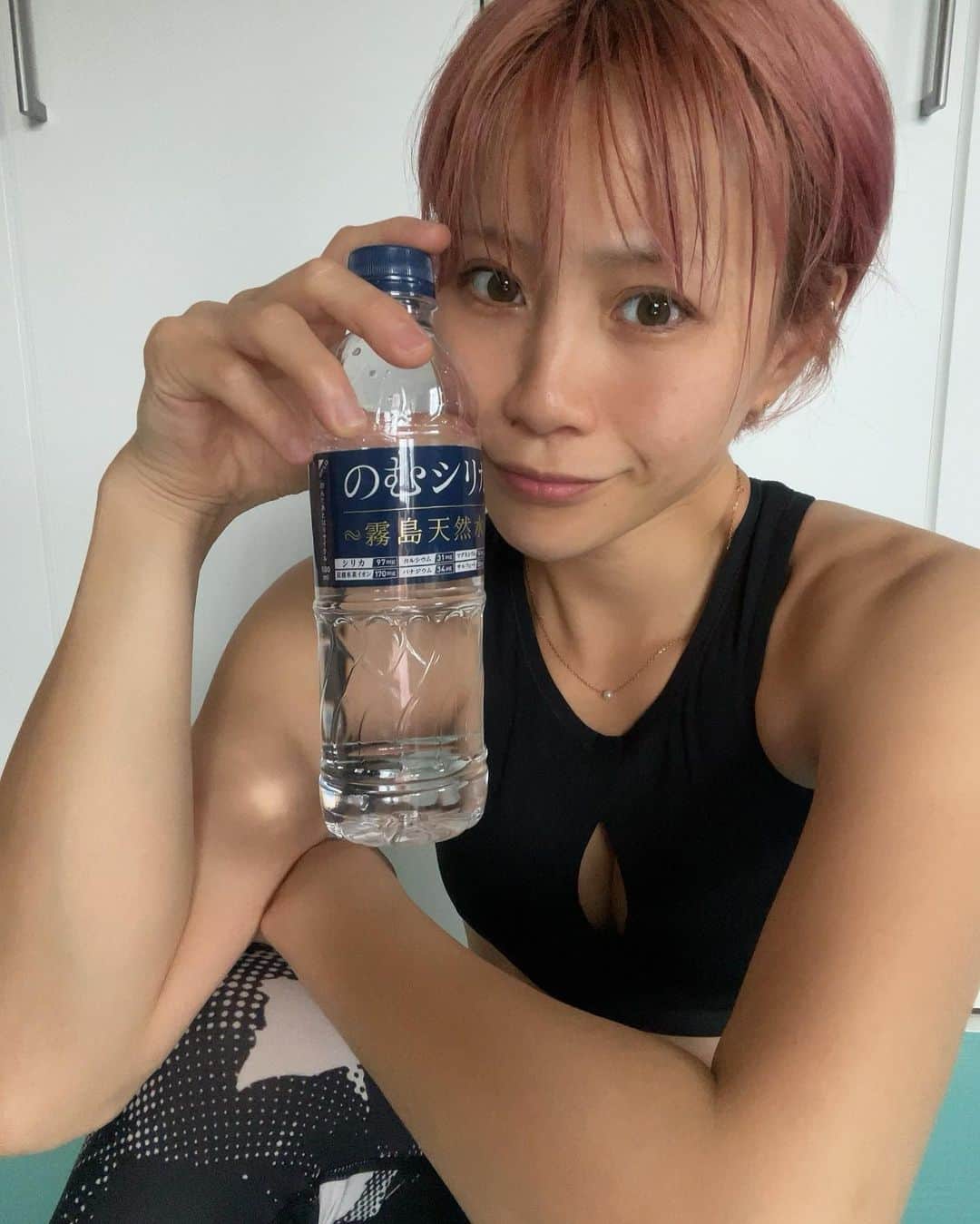 のインスタグラム：「私はトレーニング中の水分補給も含めると1日に2.5ℓ〜3ℓは水分補給をするようにしています🙋‍♀️ (トレーニングしない日でも1.5〜2ℓ) もちろん、夏でも胃腸を冷やさない為に常温のお水😊✨ コーヒーなどはカウントしません🙅‍♀️  水分だけでなくミネラルもしっかり補給できるのが【のむシリカ】@nomusilica_official ❣️  ▷▶︎中硬水なのに軟水みたいに飲みやすい!! ▷▶成分を人工的に添加していません。 ▷▶4大ミネラルの含有量が多い。  美容と健康の為に、のむシリカ1日1〜2本🚰 手軽に始められるからオススメです😊✨  #トレーニング #宅トレ #トレーニング女子 #美容 #シリカ #シリカ水 #のむシリカ #supported」